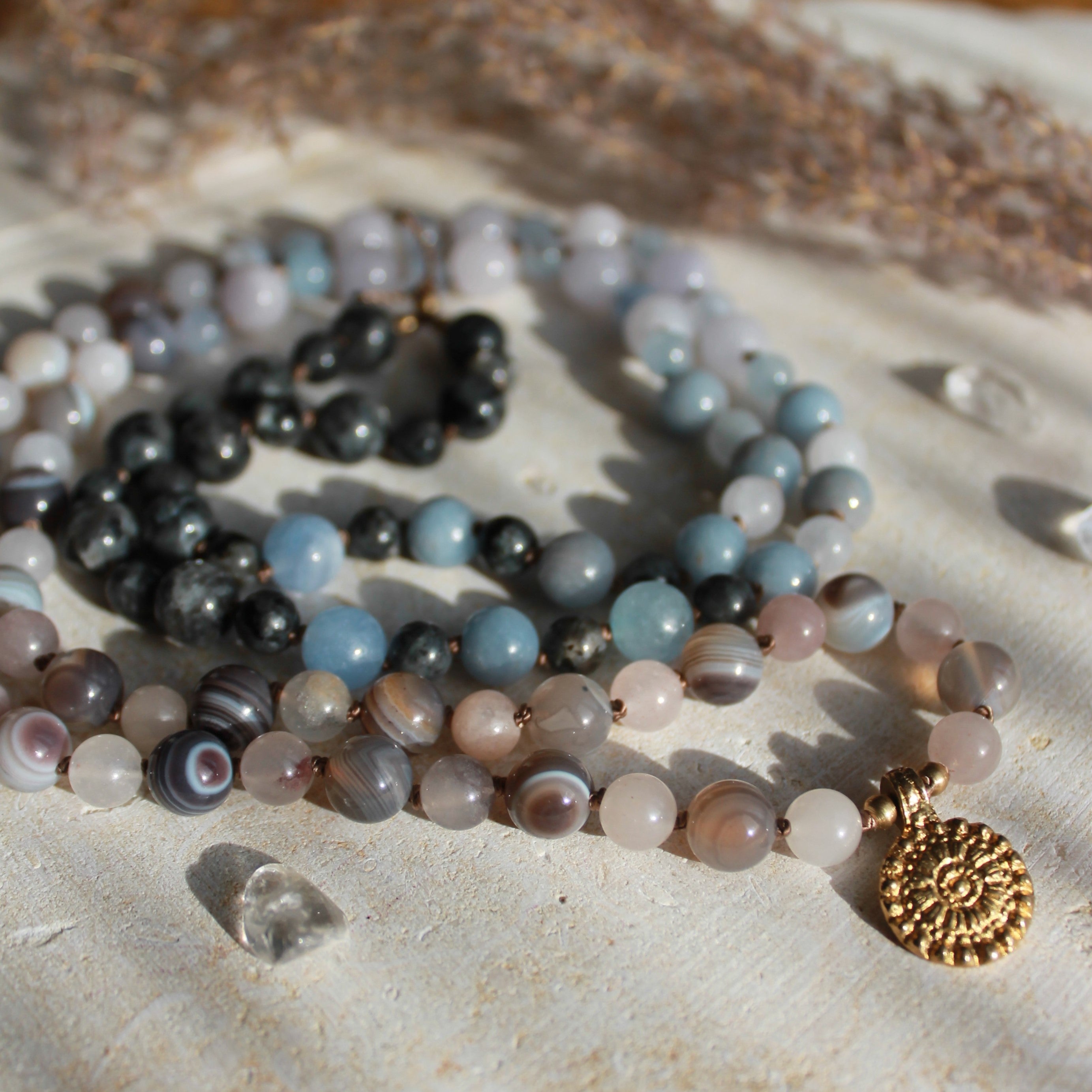 Aquamarin, Bandachat mit Labradorit Mala goldfarben