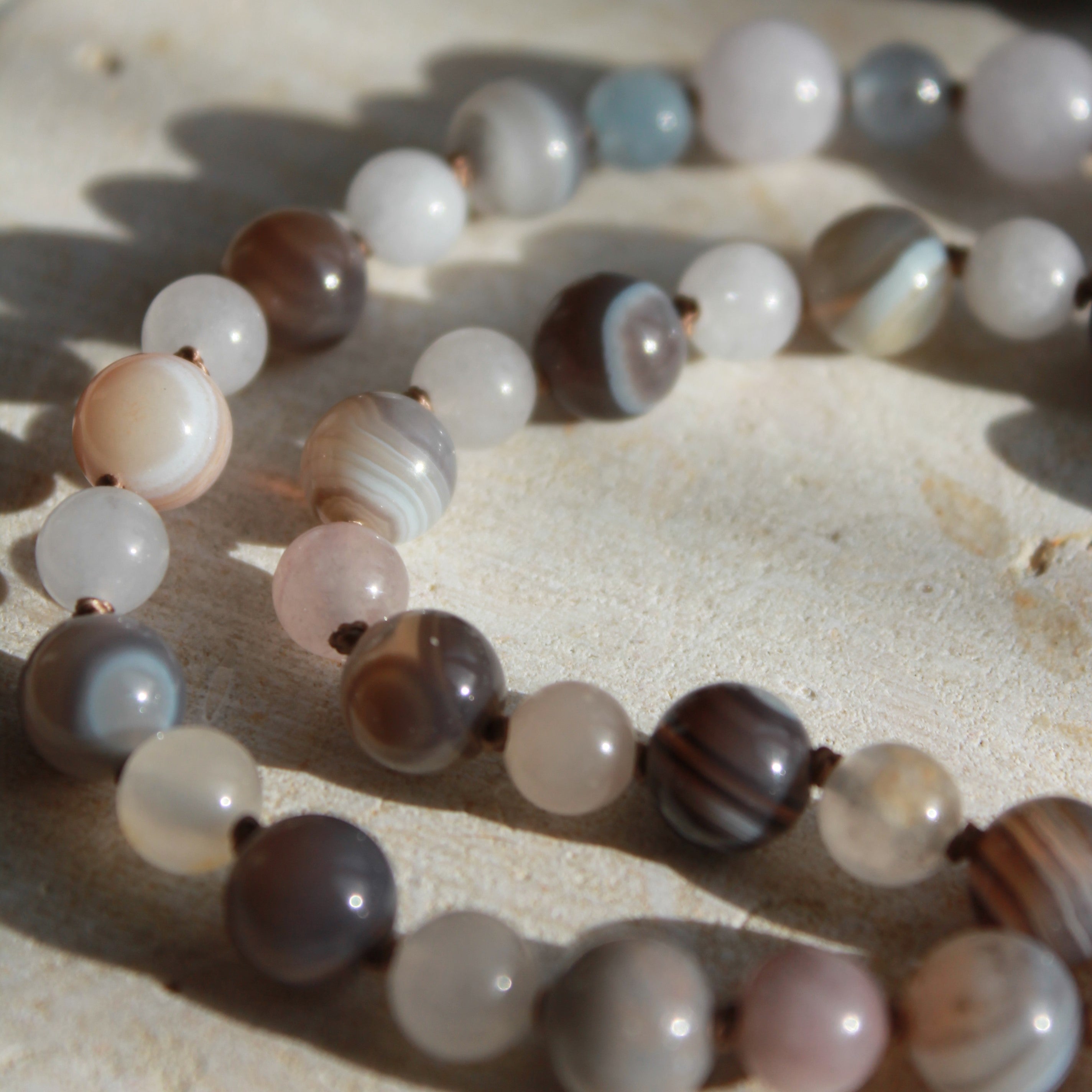 Aquamarin, Bandachat mit Labradorit Mala goldfarben