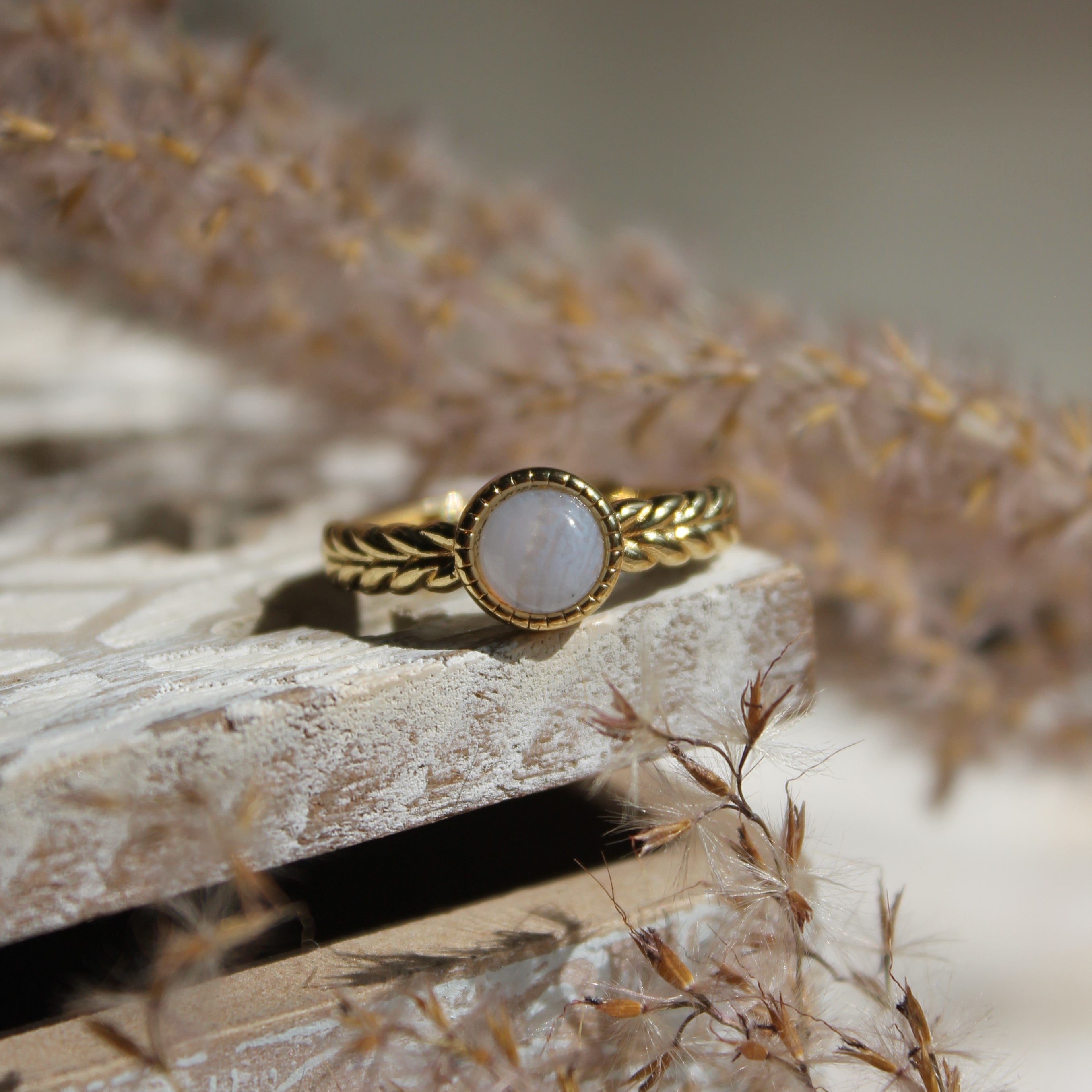 Chalcedon Edelsteinring YURENA größenverstellbar goldfarben