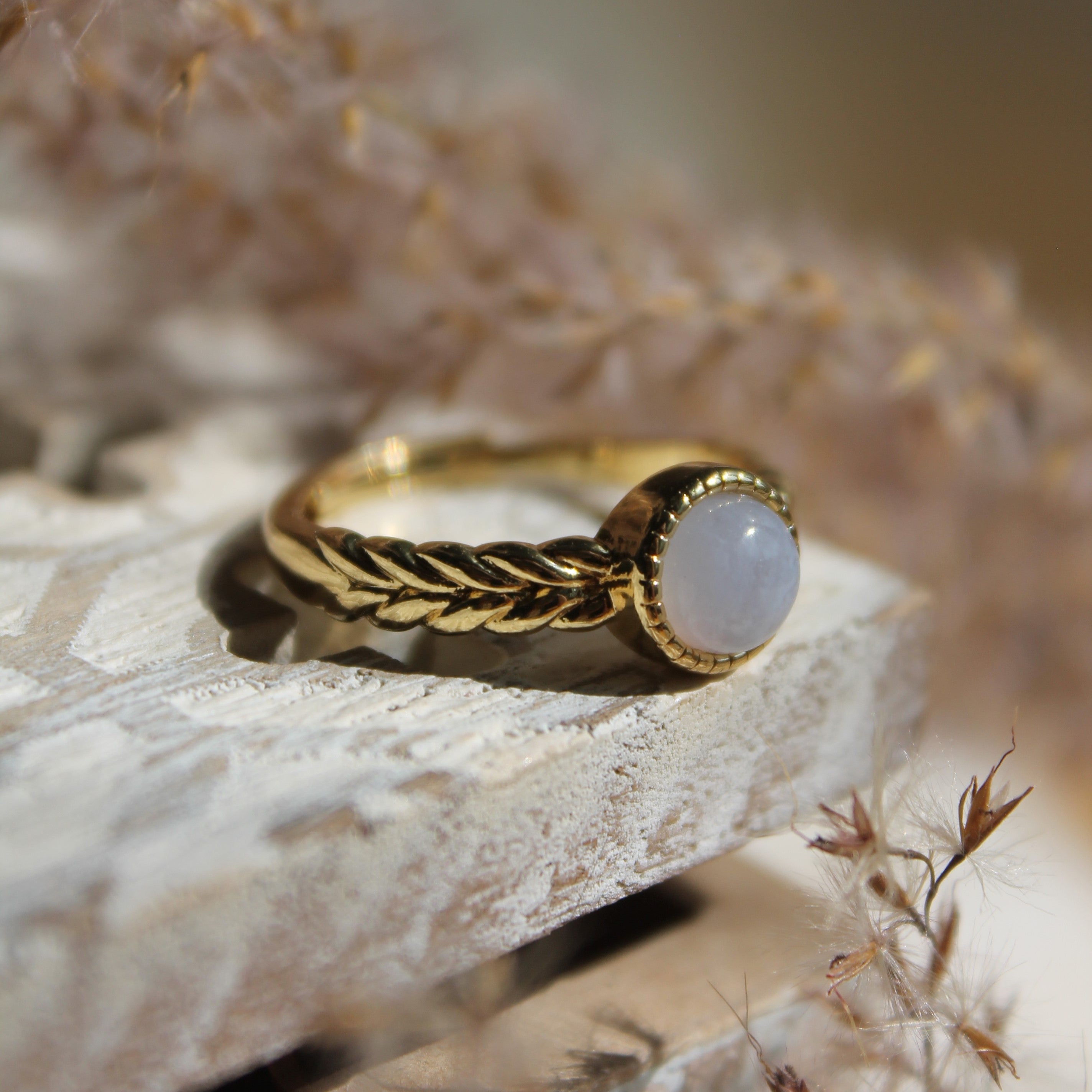 Chalcedon Edelsteinring YURENA größenverstellbar goldfarben