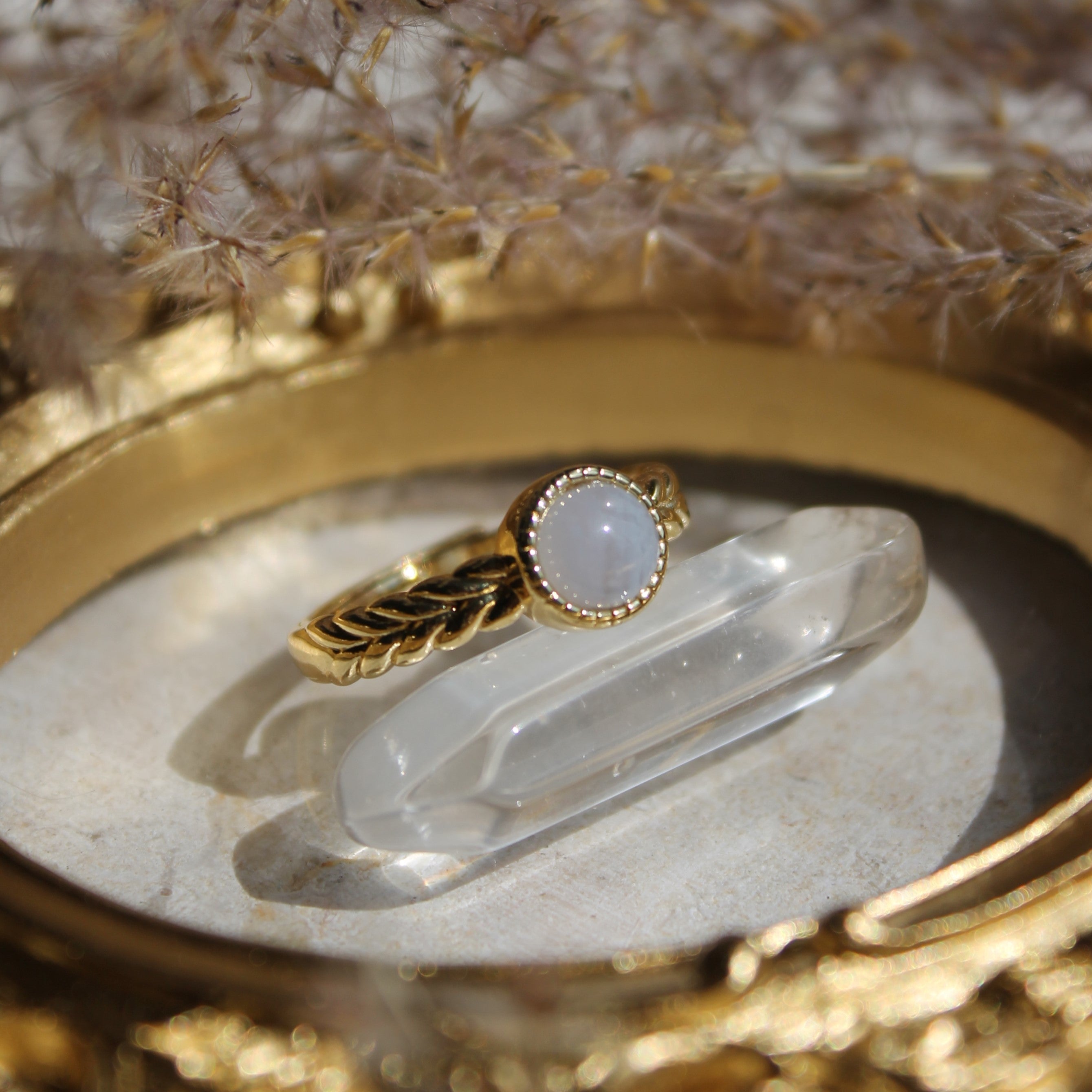 Chalcedon Edelsteinring YURENA größenverstellbar goldfarben