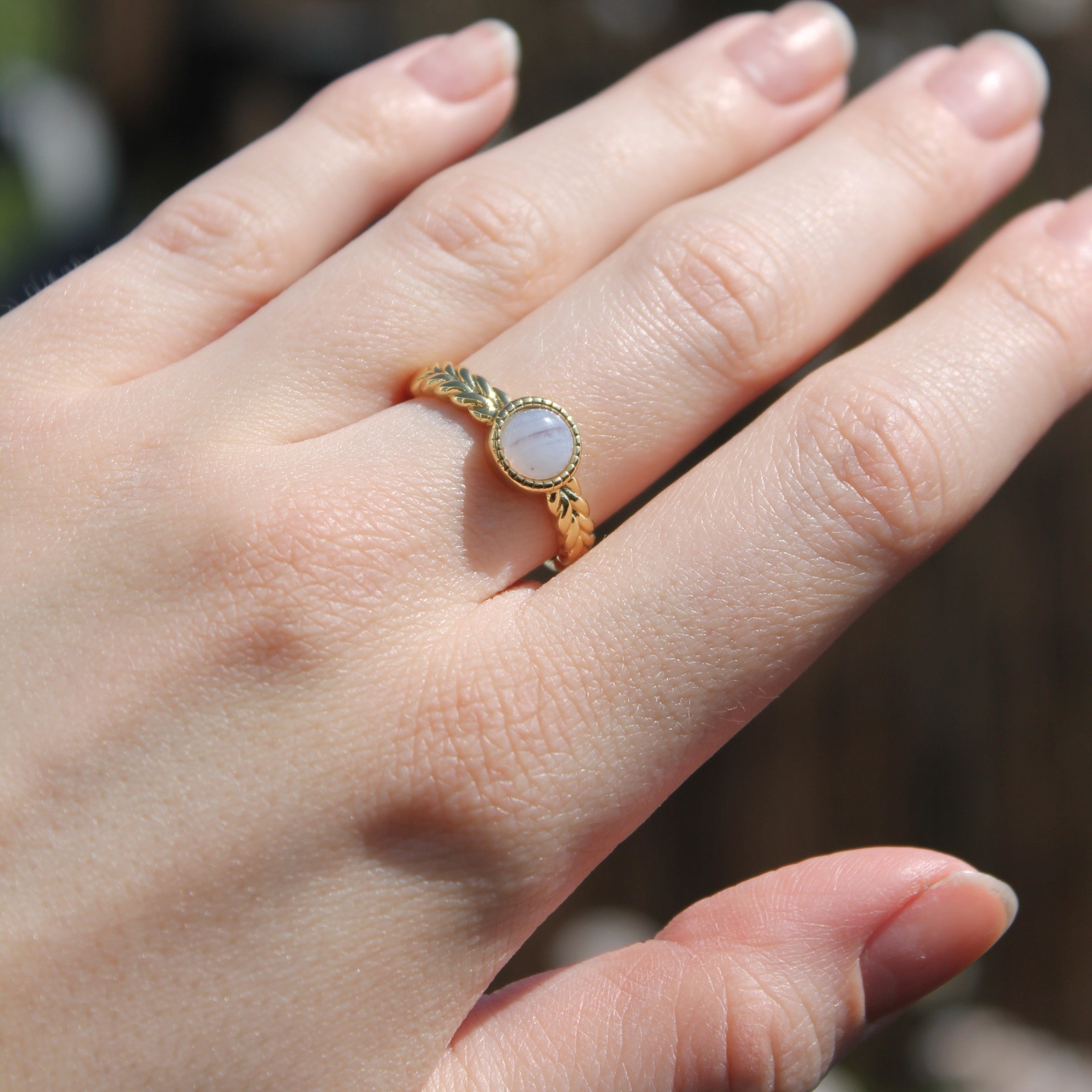 Chalcedon Edelsteinring YURENA größenverstellbar goldfarben
