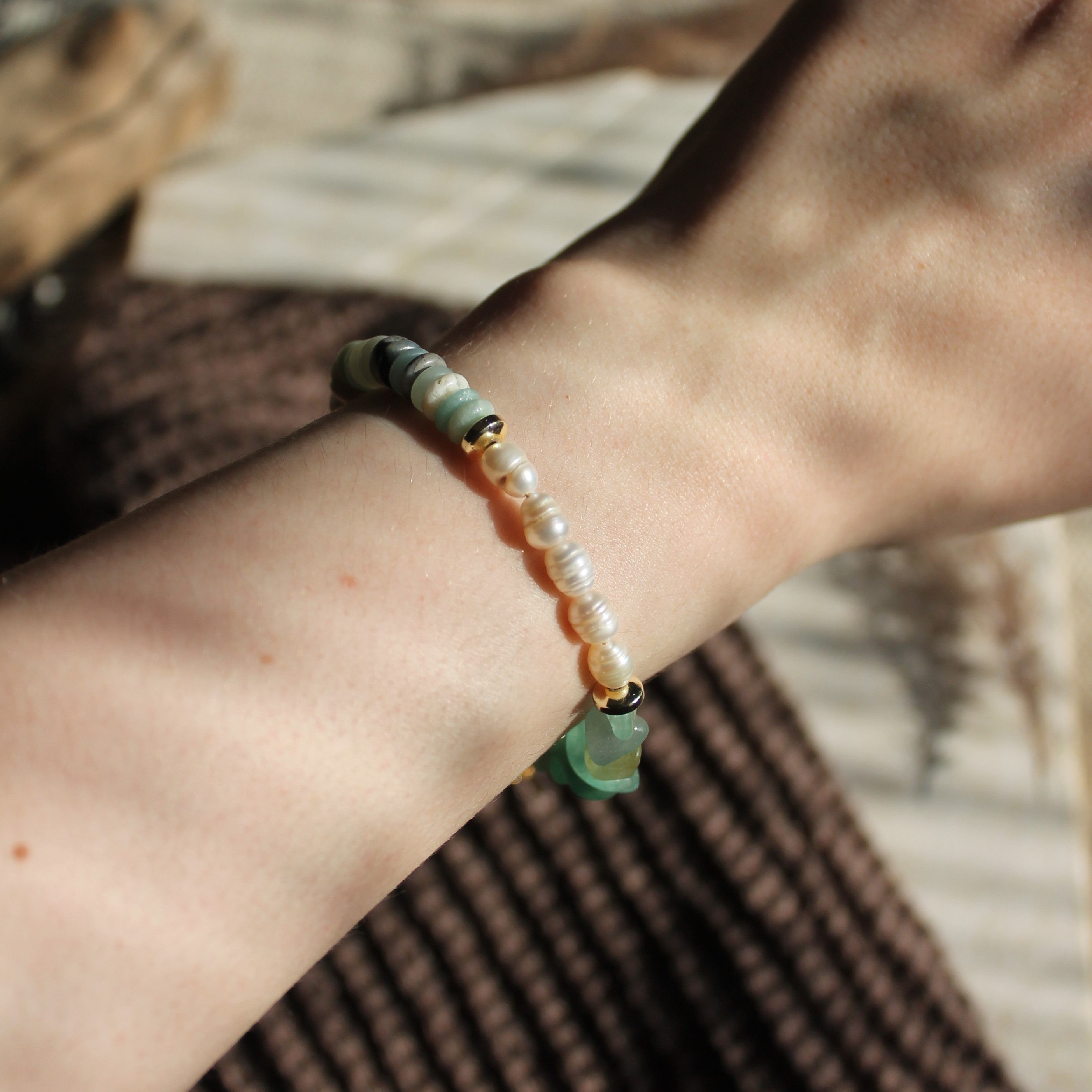 Fluorit mit Süßwasserperlen Edelsteinarmband mit Verschluss goldfarben