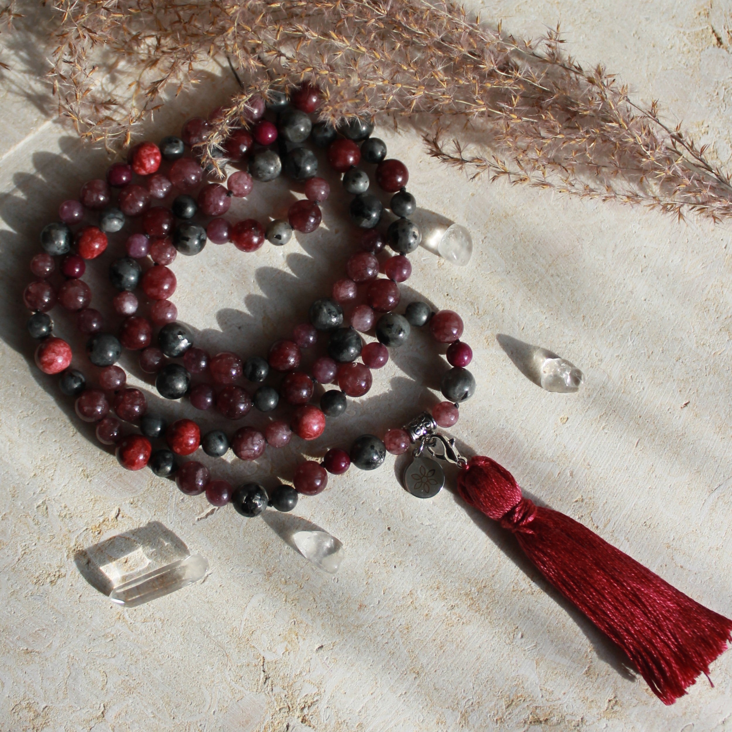 Amethyst, Granat, Jade, Jaspis, Labradorit mit Lepidolith Mala silberfarben