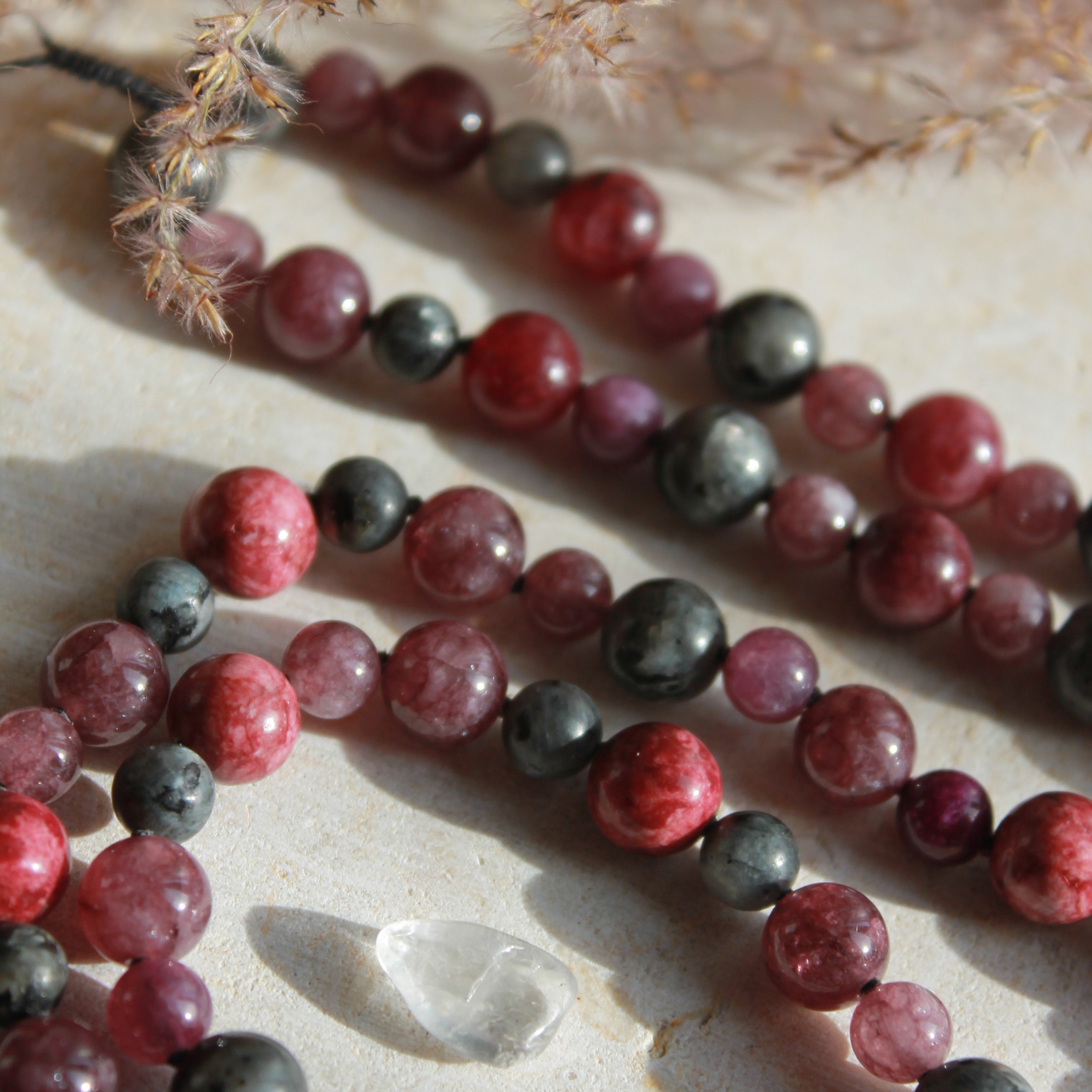 Amethyst, Granat, Jade, Jaspis, Labradorit mit Lepidolith Mala silberfarben