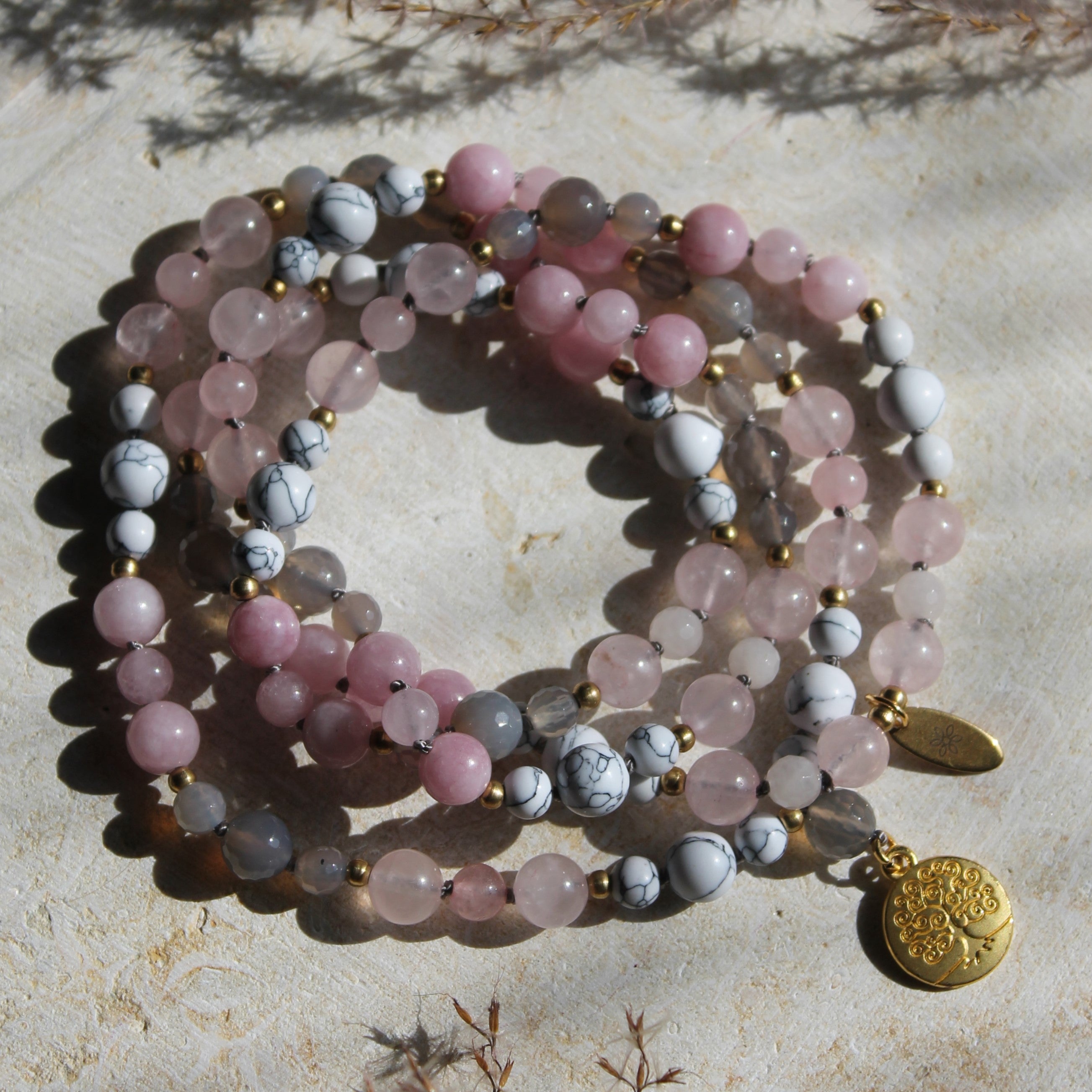 Achat, Howlith, Rosenquarz, Kunzit Mala goldfarben