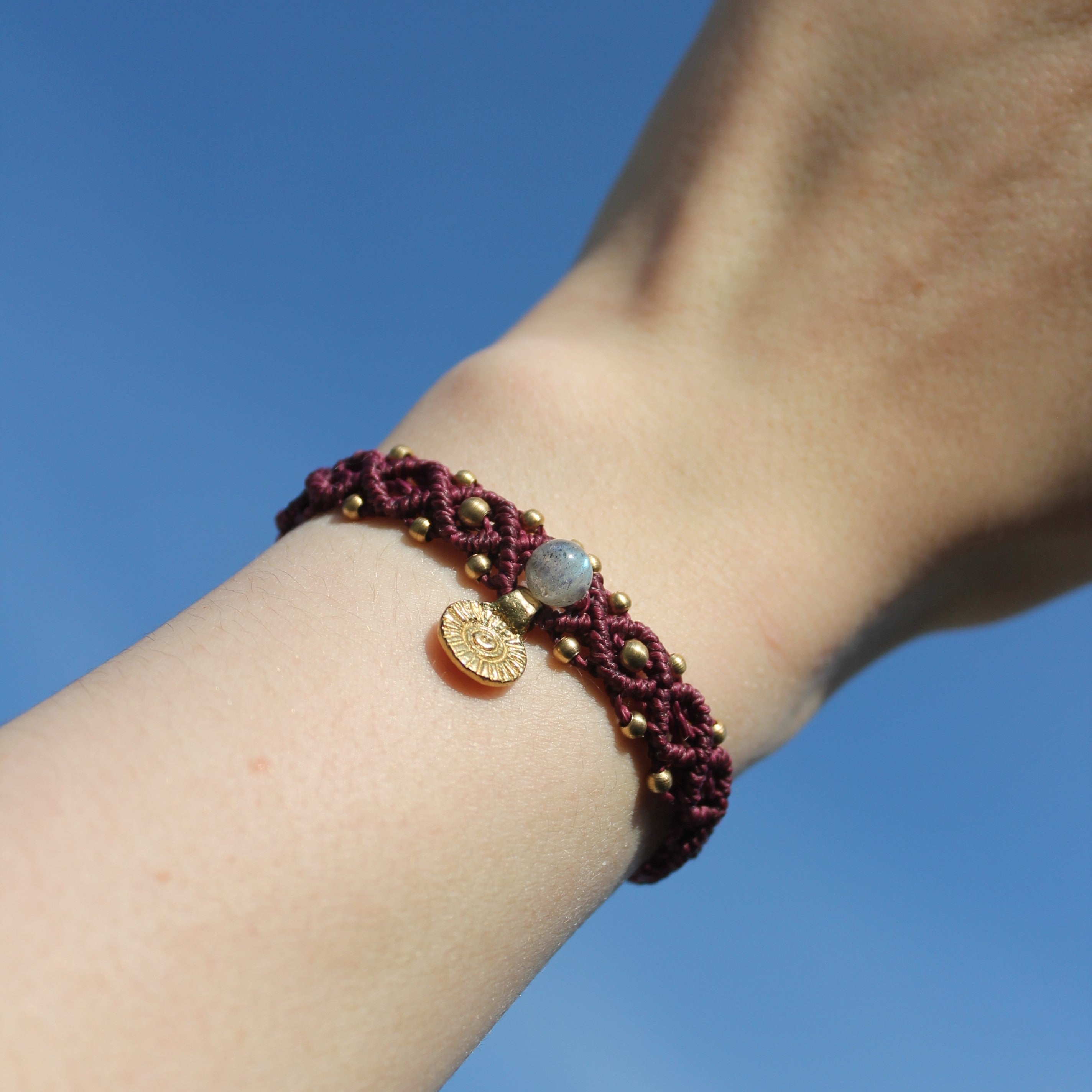 Labradorit Edelsteinarmband Makramee bordeaux mit Messinganhänger goldfarben