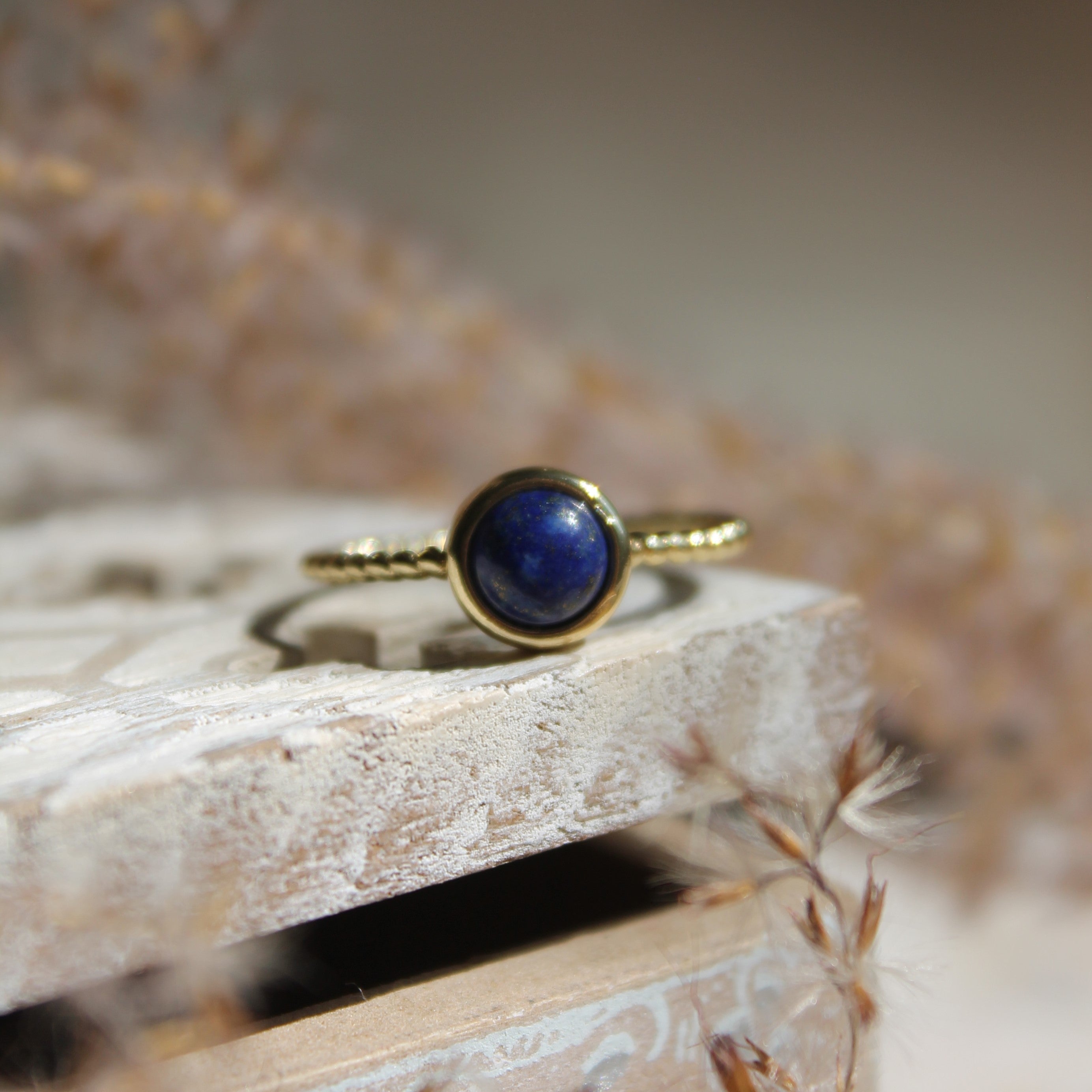 Lapislazuli Edelsteinring YUNA größenverstellbar goldfarben