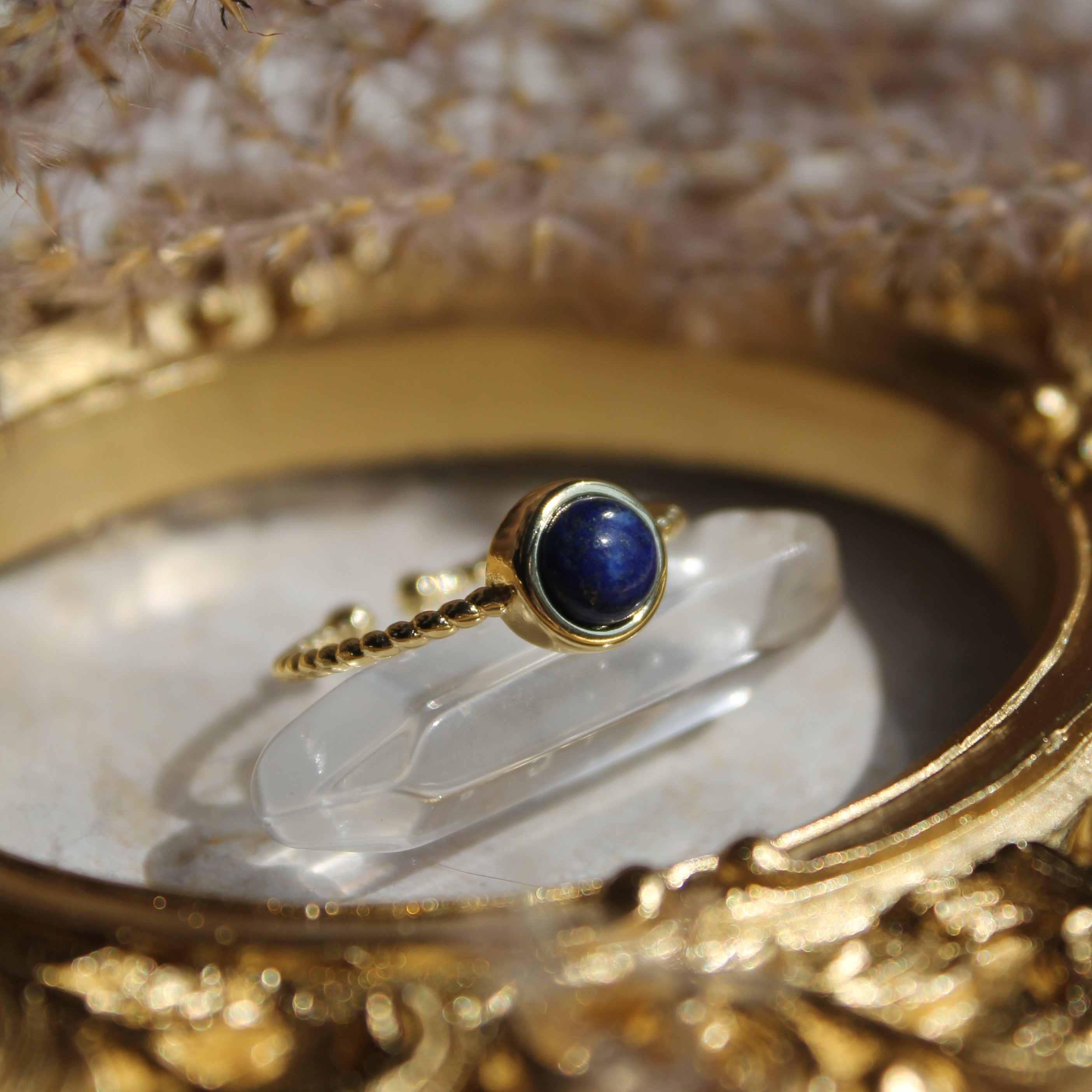 Lapislazuli Edelsteinring YUNA größenverstellbar goldfarben