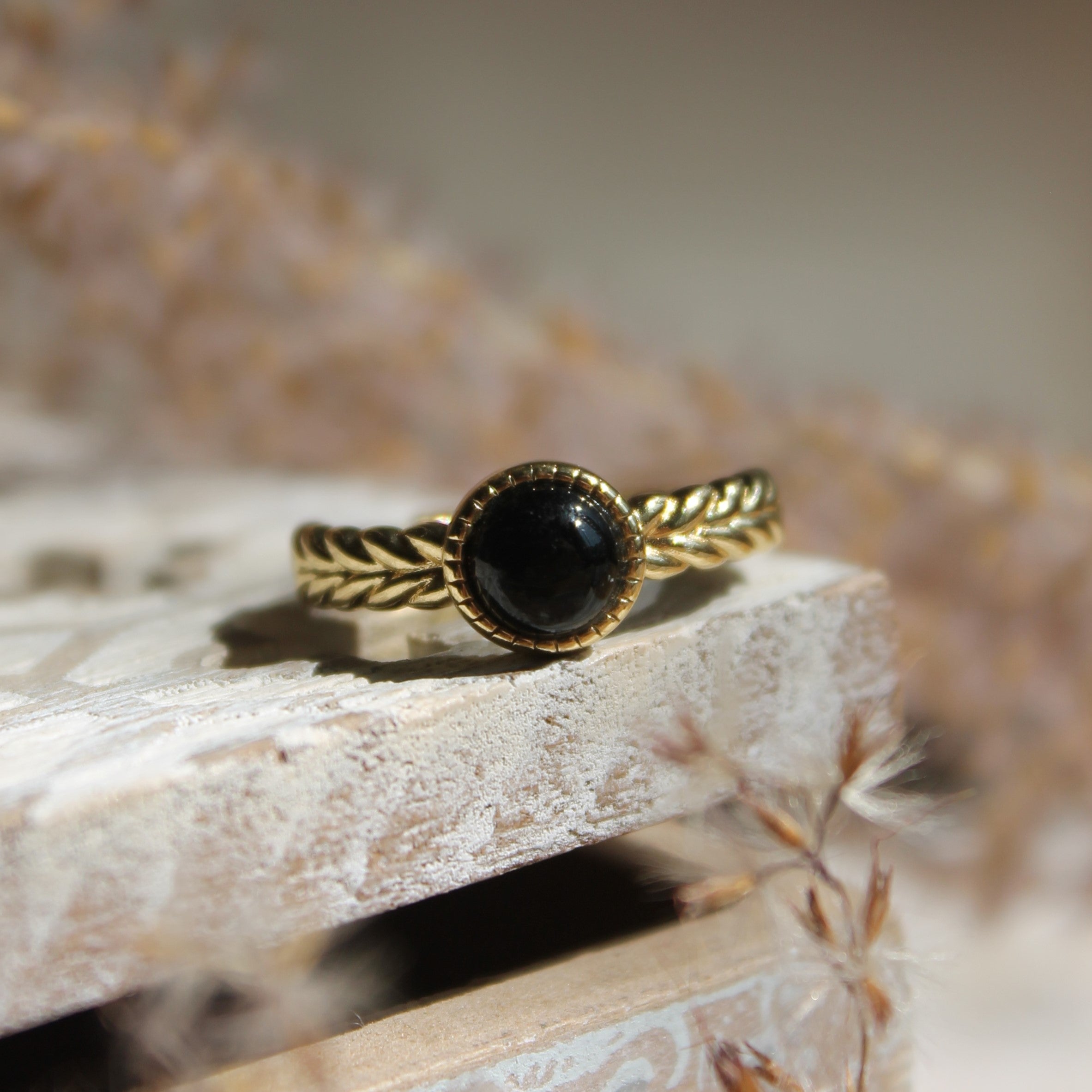 Onyx Edelsteinring YURENA größenverstellbar goldfarben