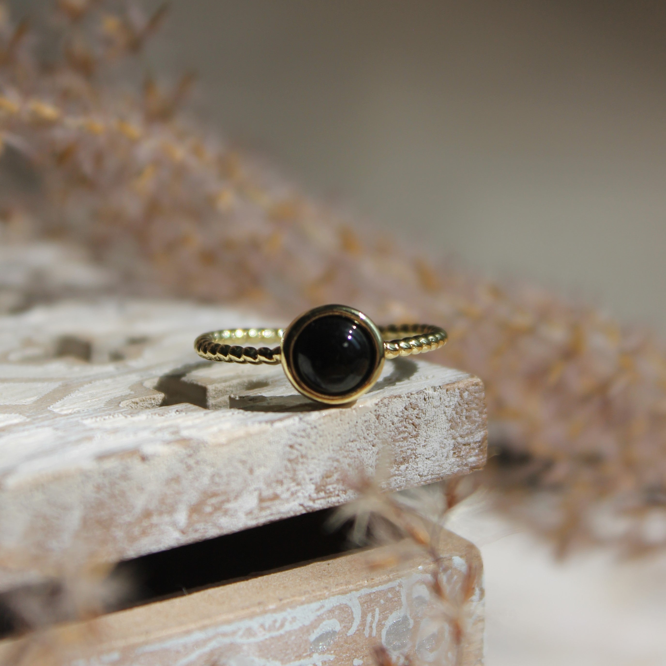 Onyx Edelsteinring YUNA größenverstellbar goldfarben