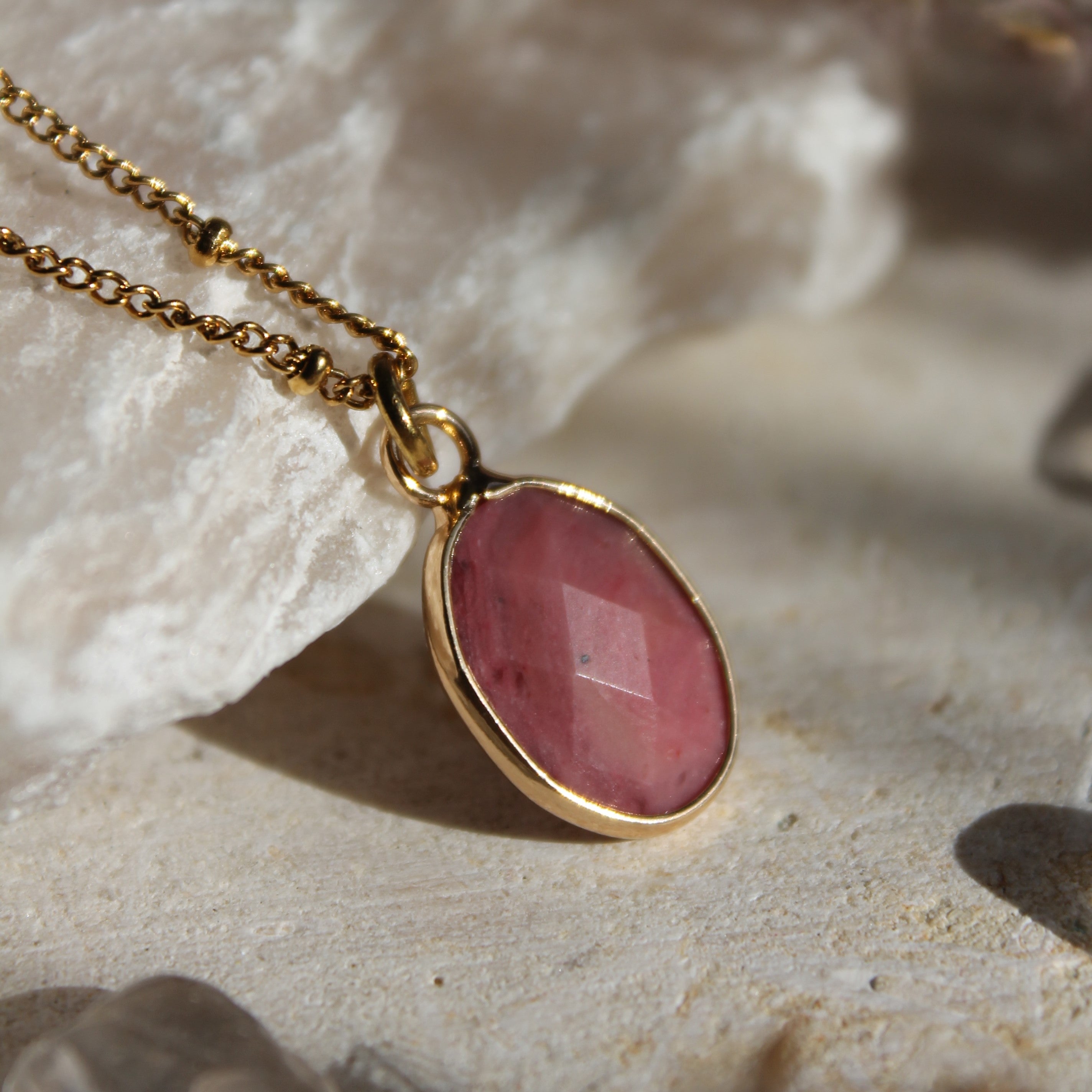 Rhodochrosit klein Edelsteinanhänger Kette goldfarben