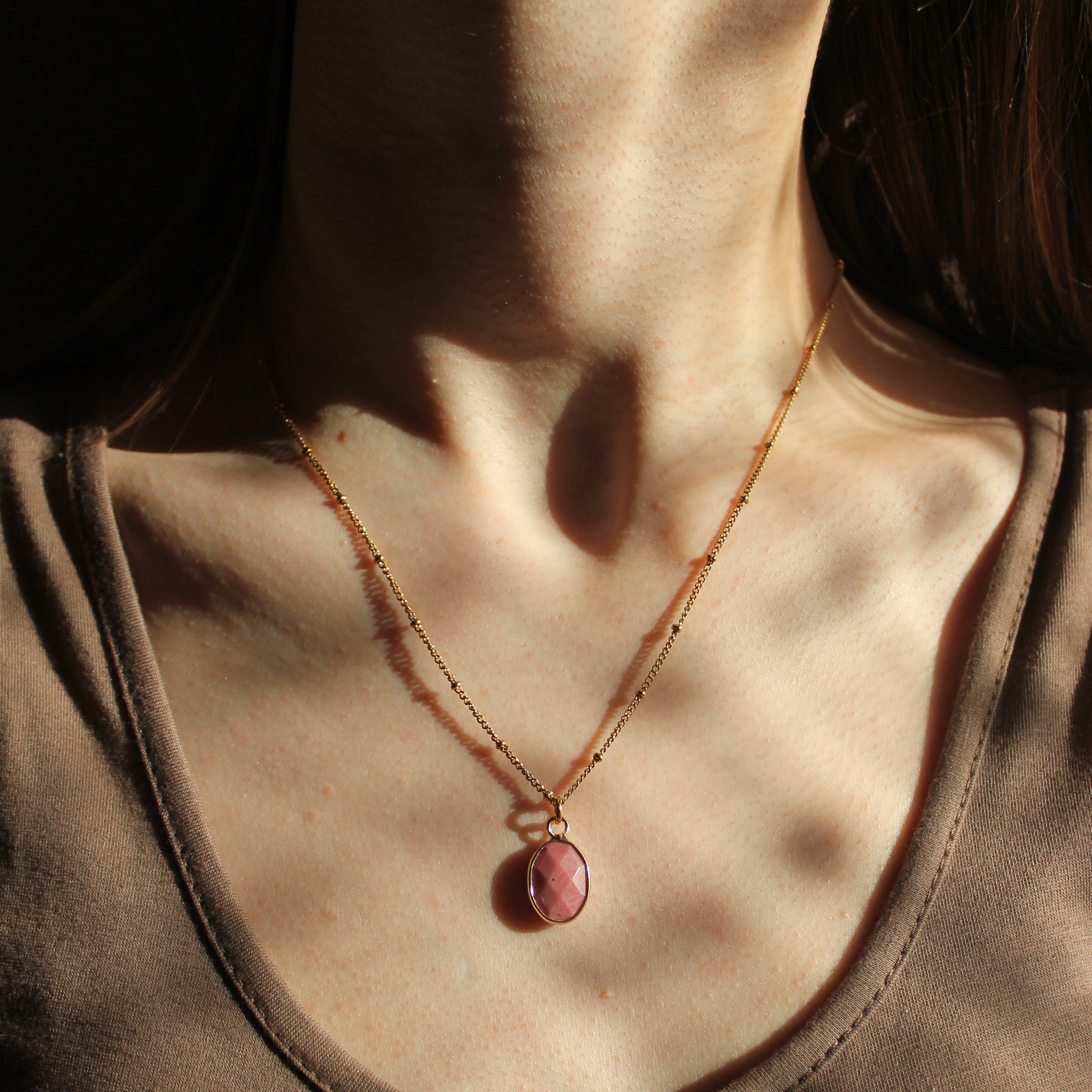 Rhodochrosit klein Edelsteinanhänger Kette goldfarben