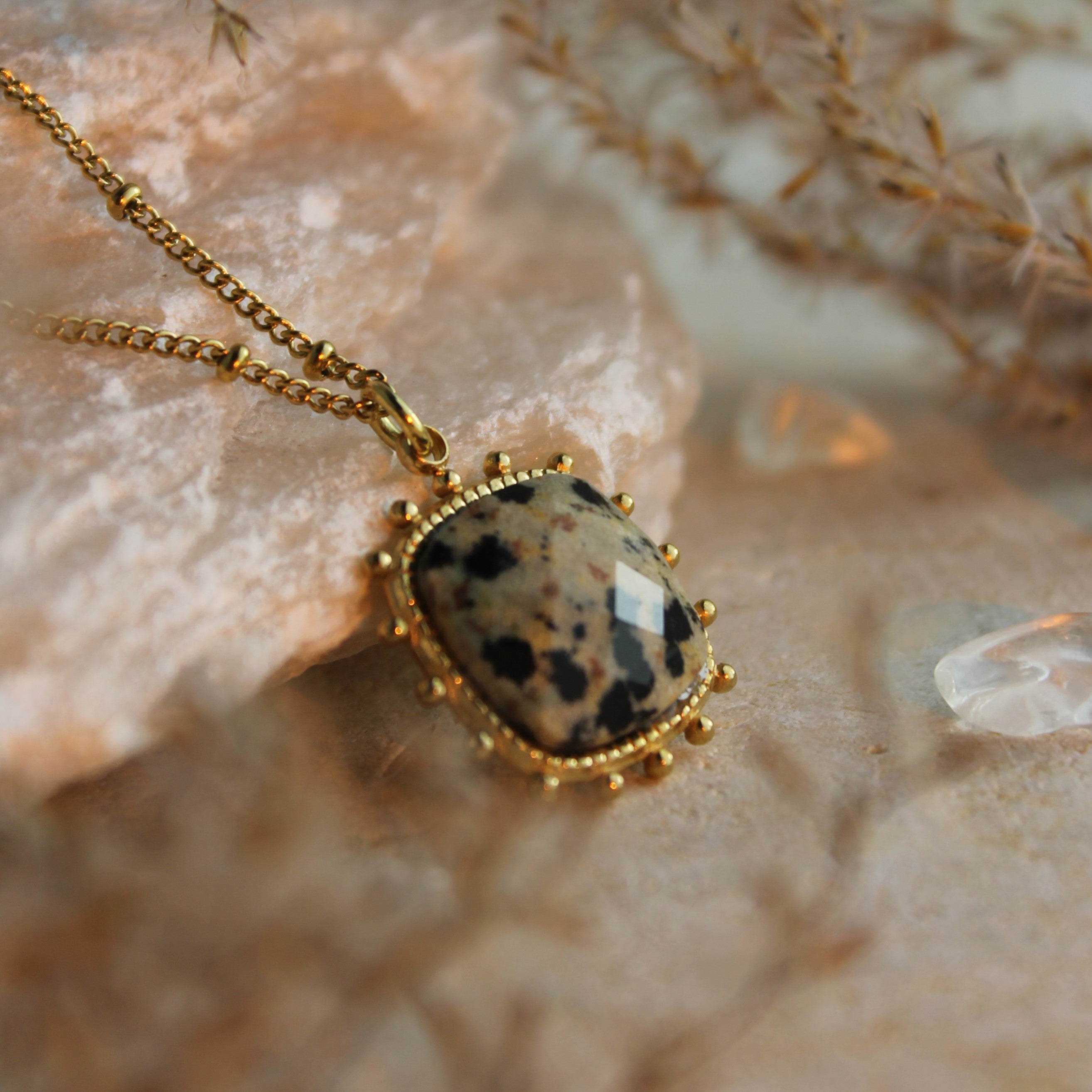 Dalmatiner Jaspis SOL Edelsteinanhänger Kette goldfarben