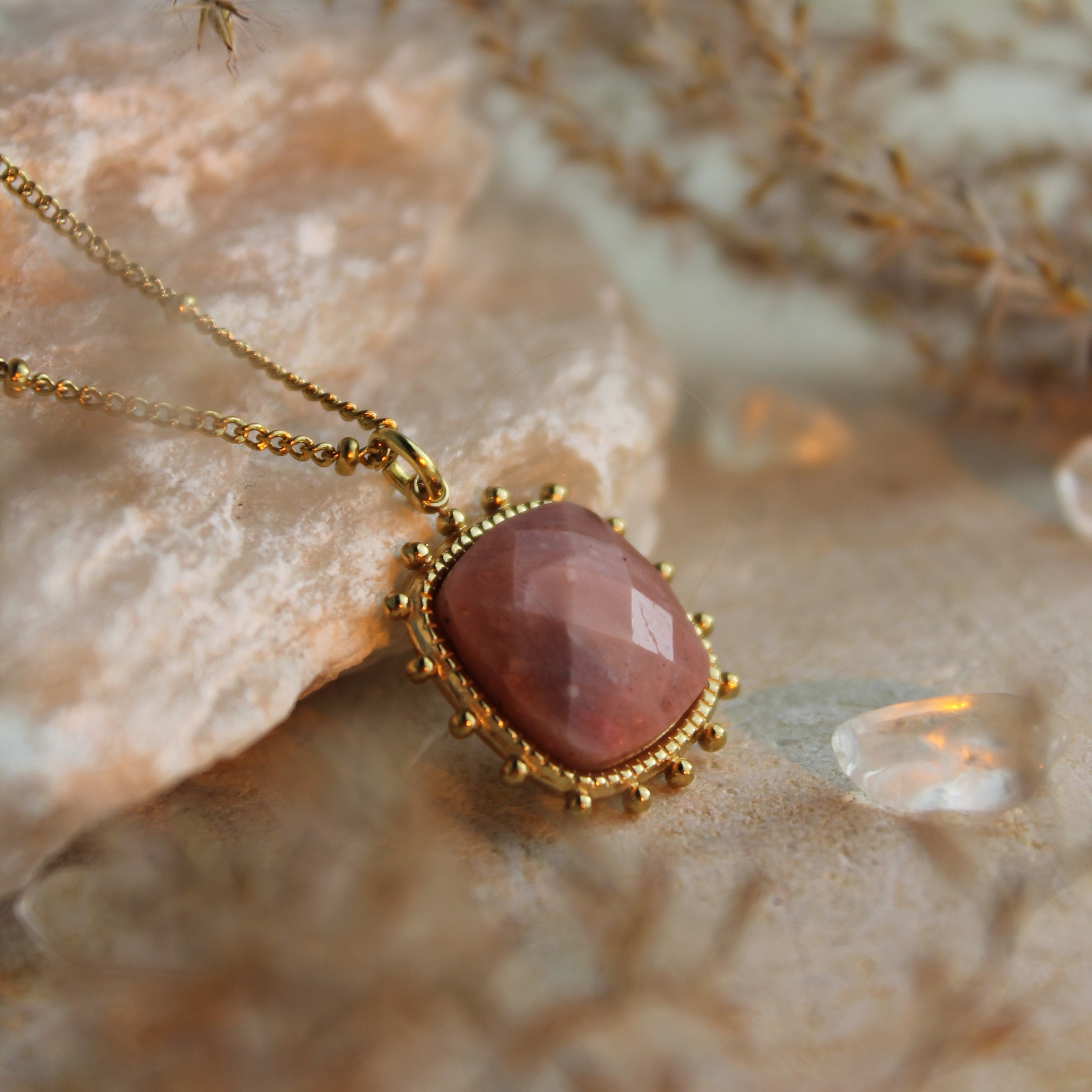 Rhodochrosit SOL Edelsteinanhänger Kette goldfarben