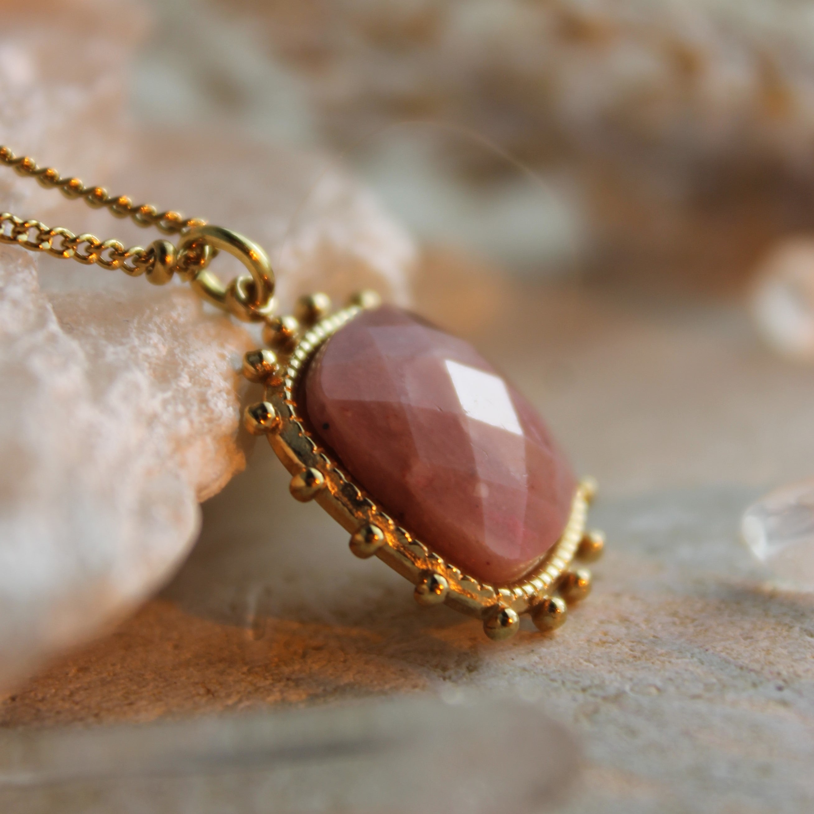 Rhodochrosit SOL Edelsteinanhänger Kette goldfarben