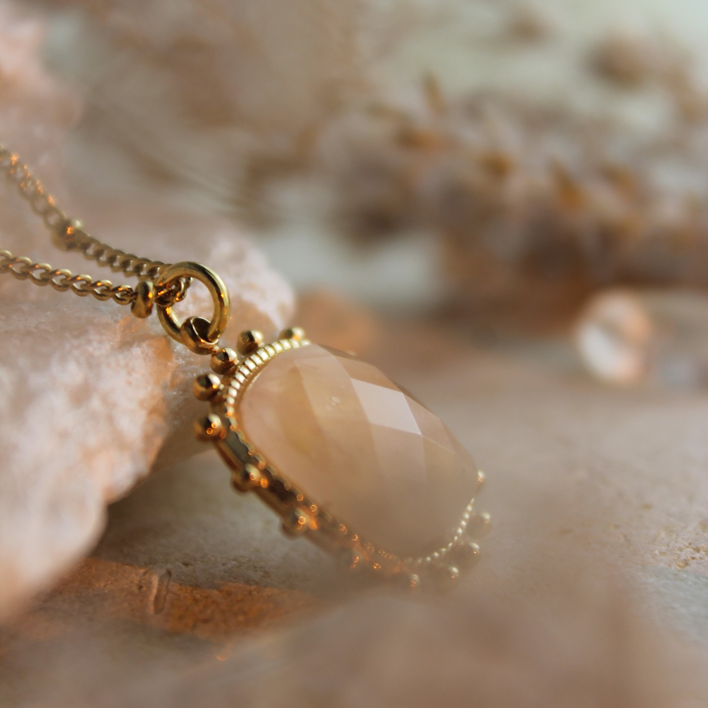 Sonnenstein SOL Edelsteinanhänger Kette goldfarben