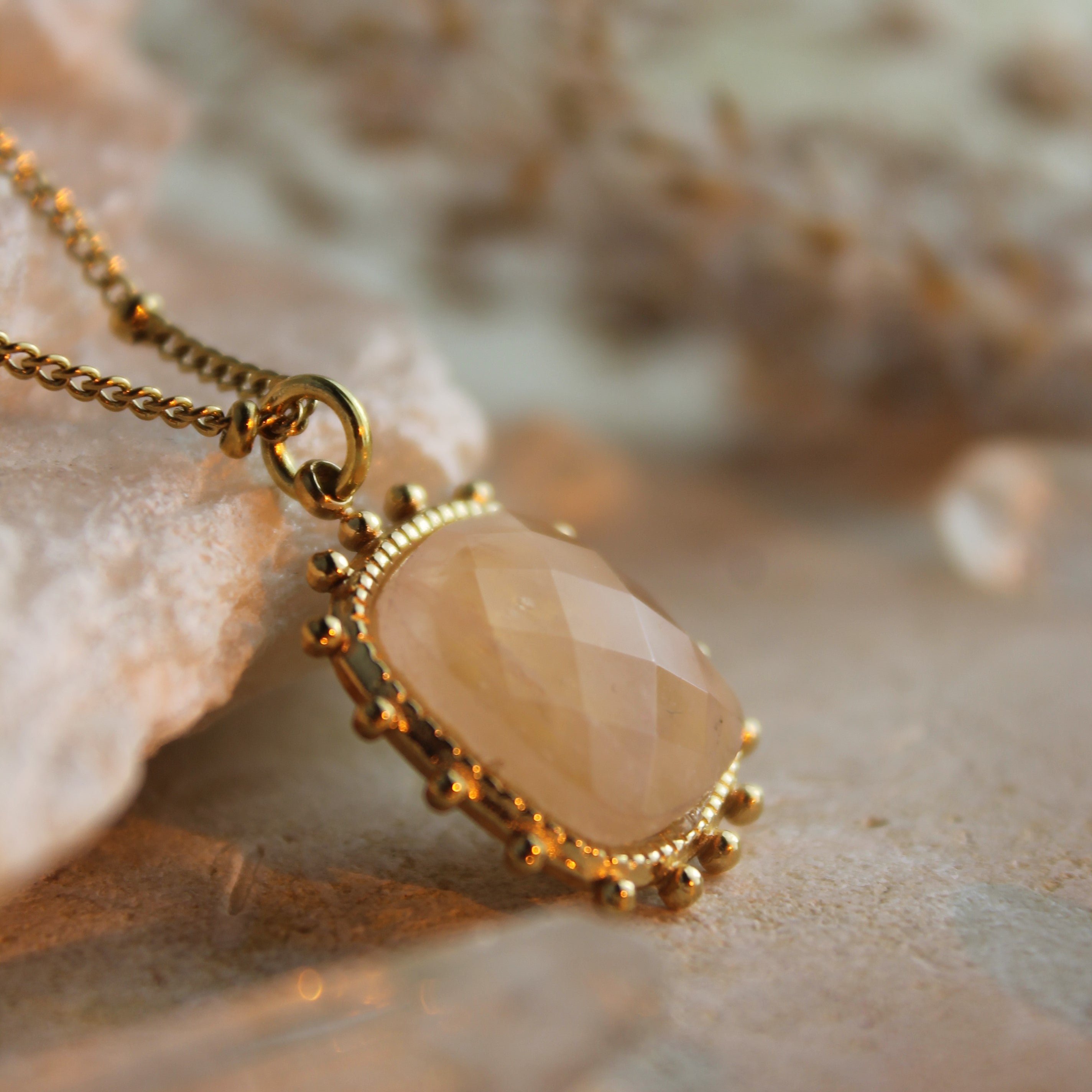 Sonnenstein SOL Edelsteinanhänger Kette goldfarben