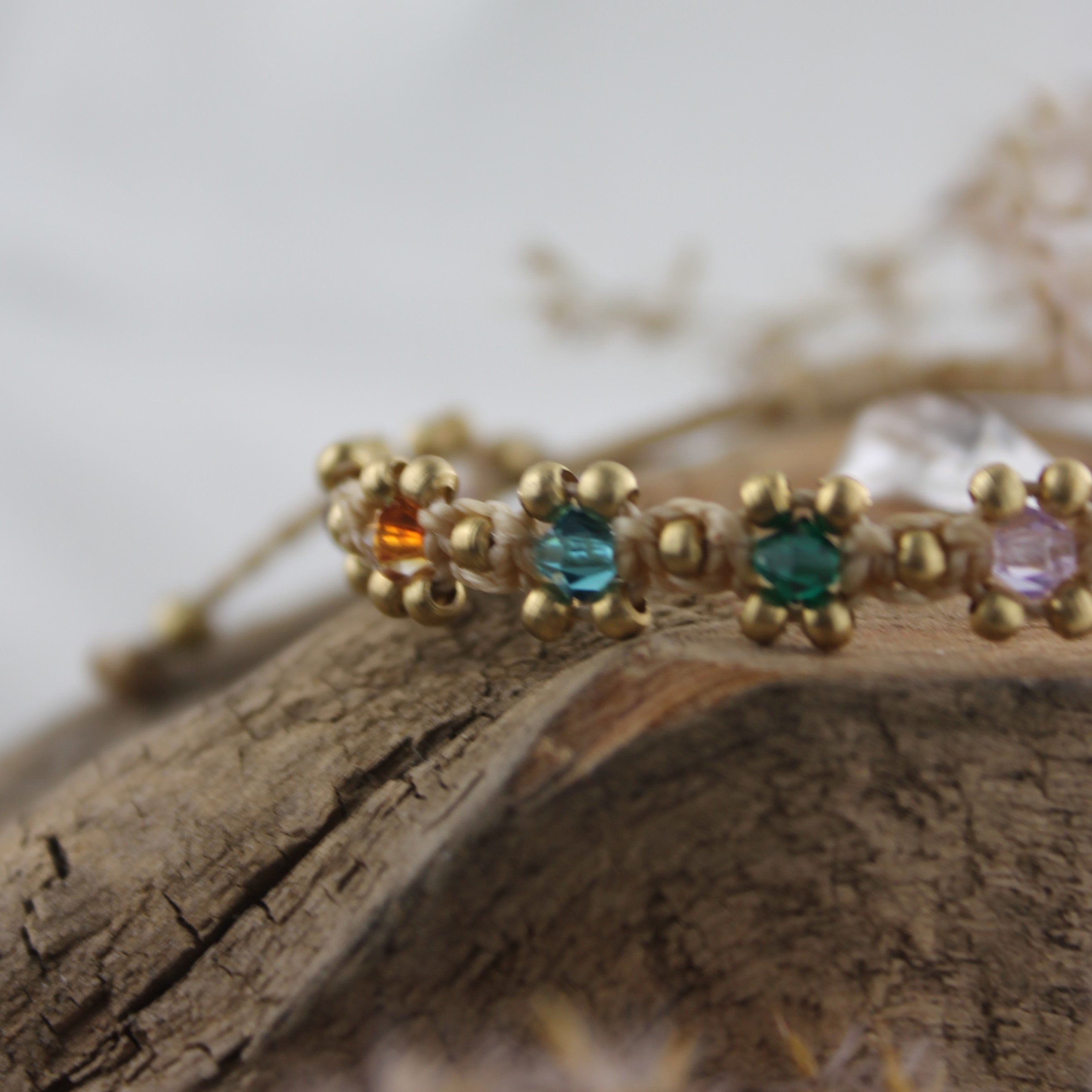 SONA IRIDA mini Armband Makramee goldfarben