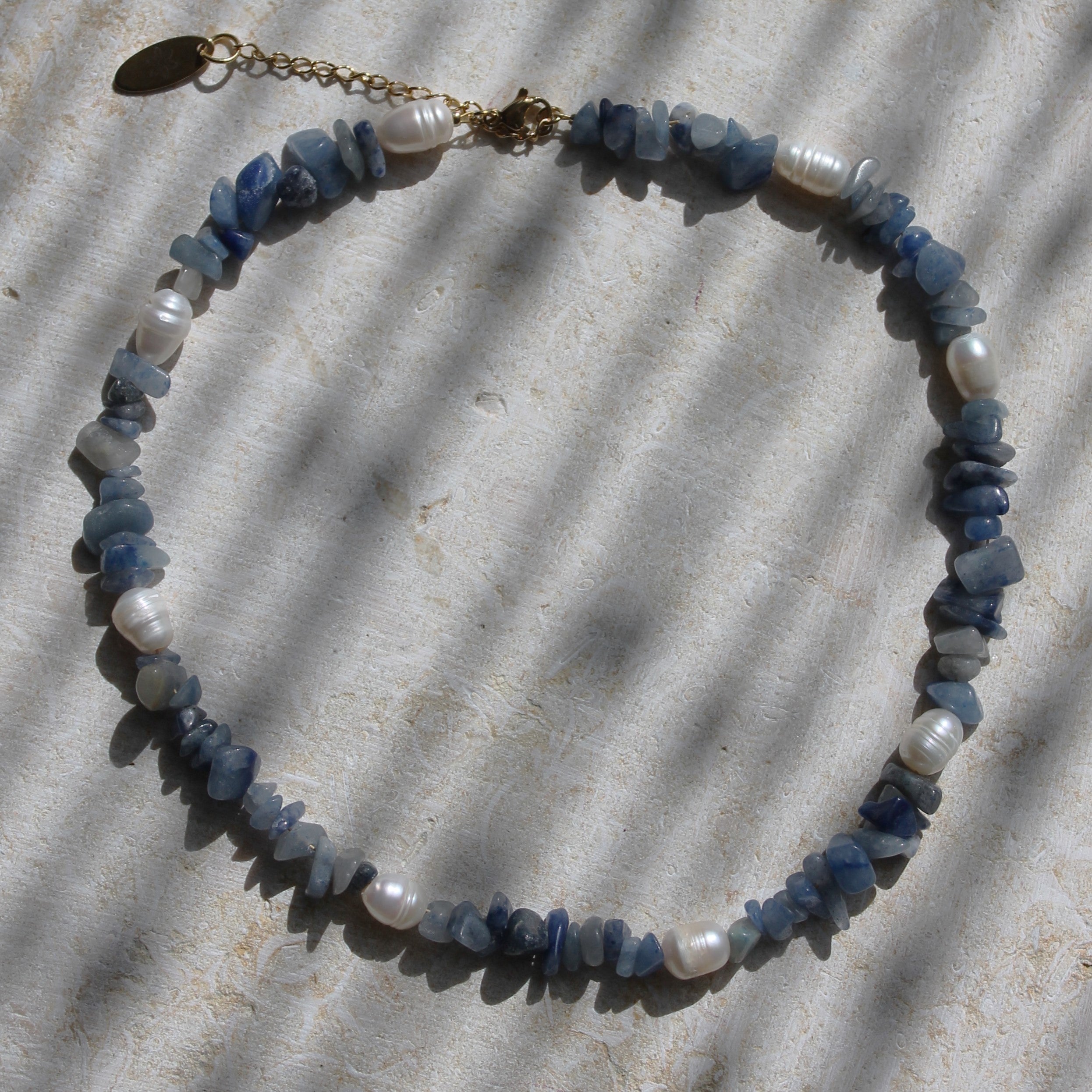 Blauer Aventurin Splitter mit Süßwasserperlen Choker Kette goldfarben
