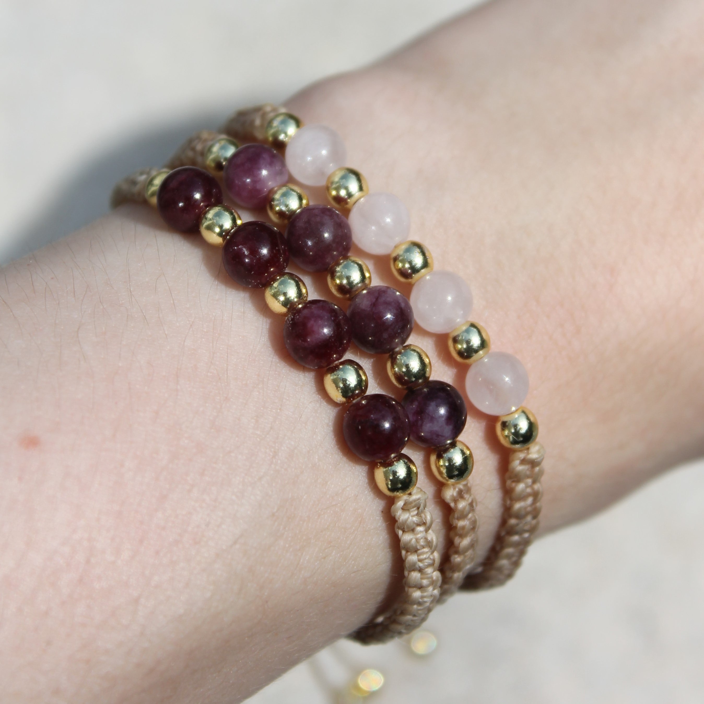 MEDEA Rosenquarz Edelsteinarmband Makramee personalisiert gold- oder silberfarben