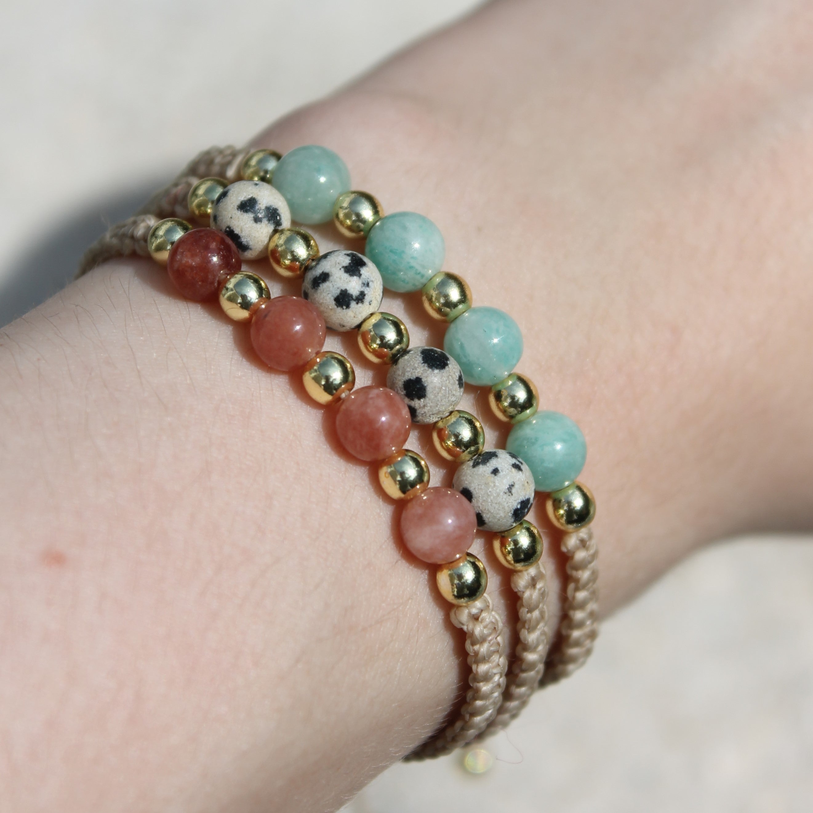 MEDEA Dalmatiner Jaspis Edelsteinarmband Makramee personalisiert gold- oder silberfarben