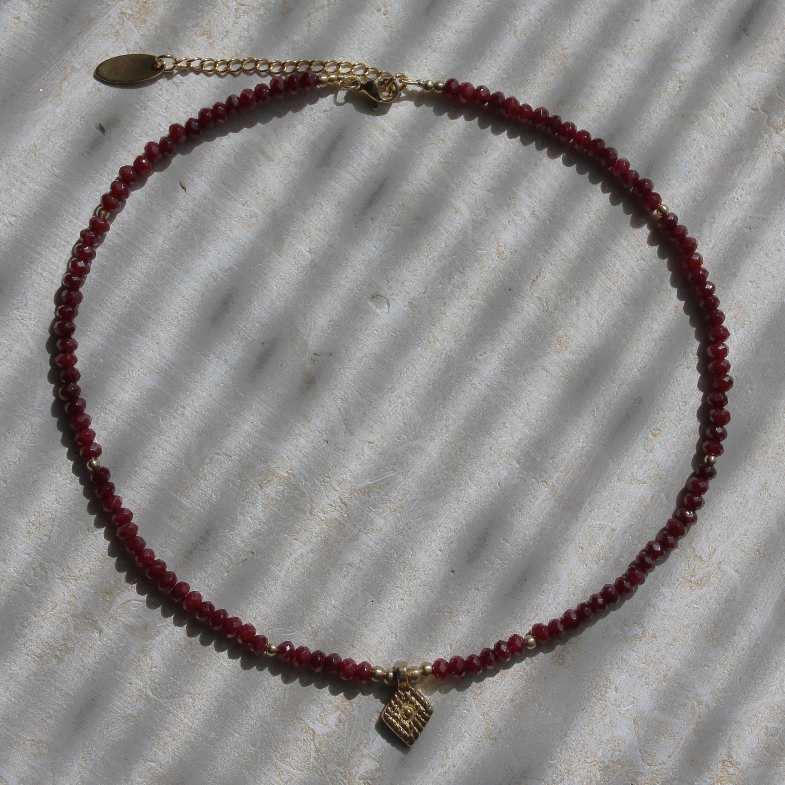 Granat Choker Kette mit Messinganhänger goldfarben