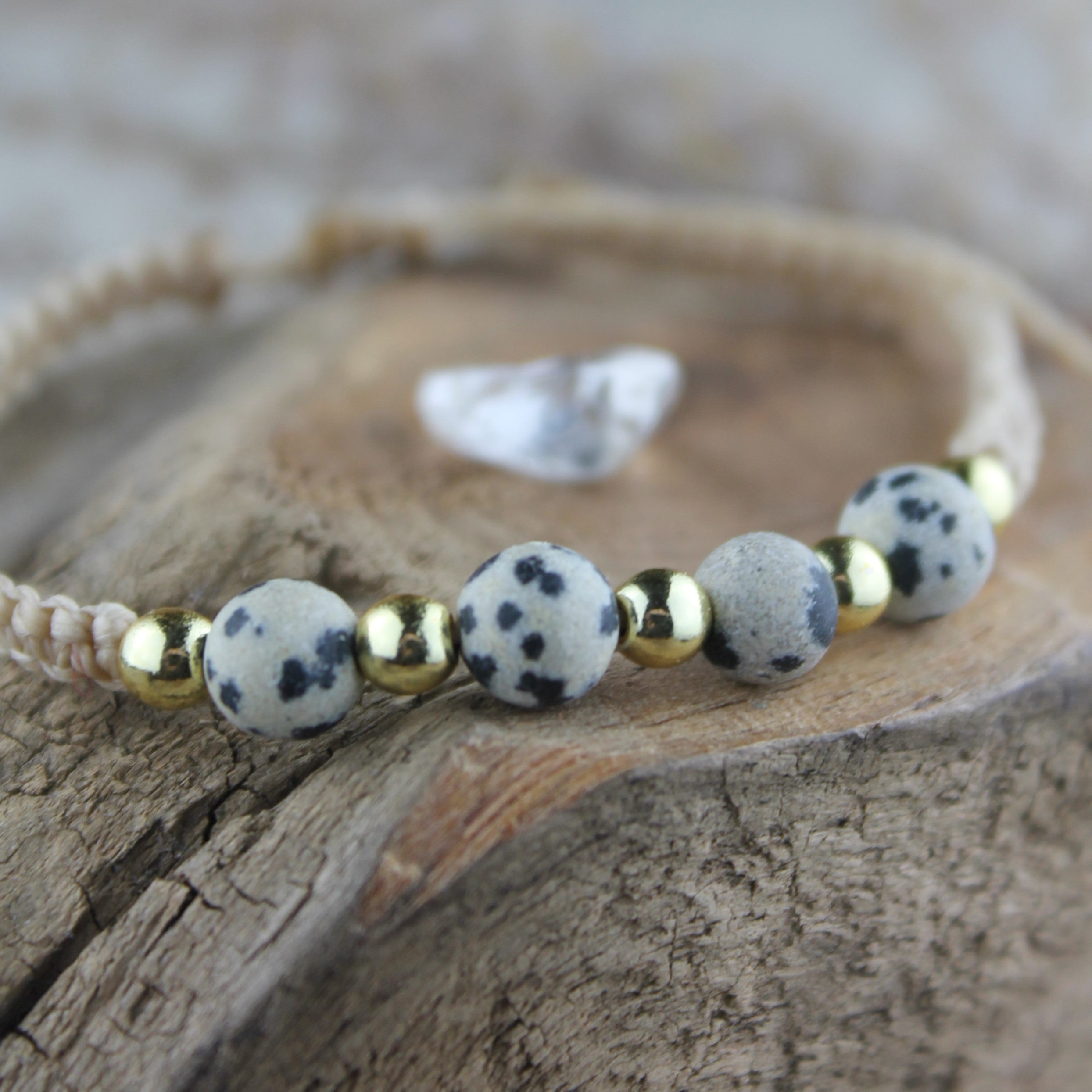 MEDEA Dalmatiner Jaspis Edelsteinarmband Makramee personalisiert gold- oder silberfarben