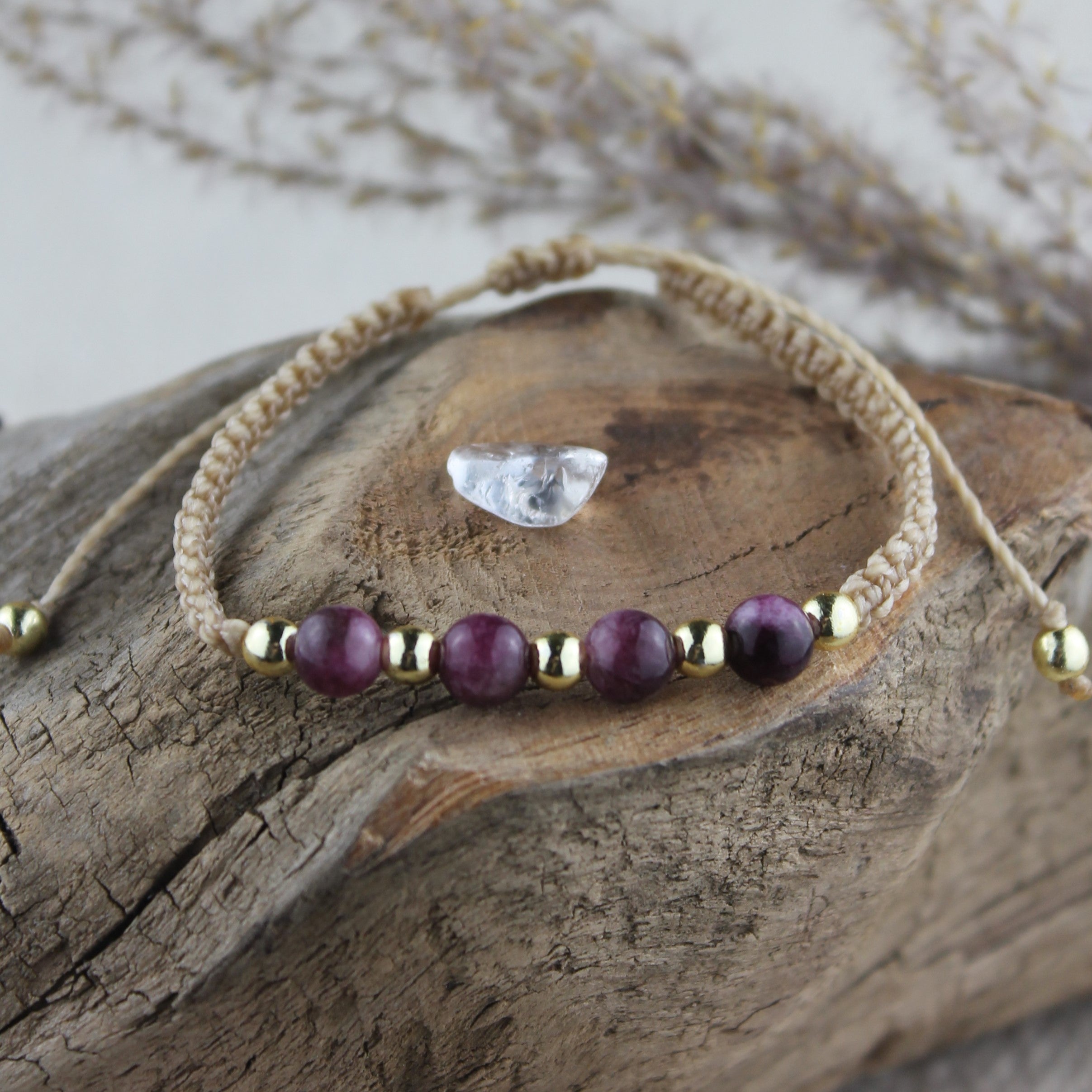 MEDEA Lepidolith Edelsteinarmband Makramee personalisiert gold- oder silberfarben