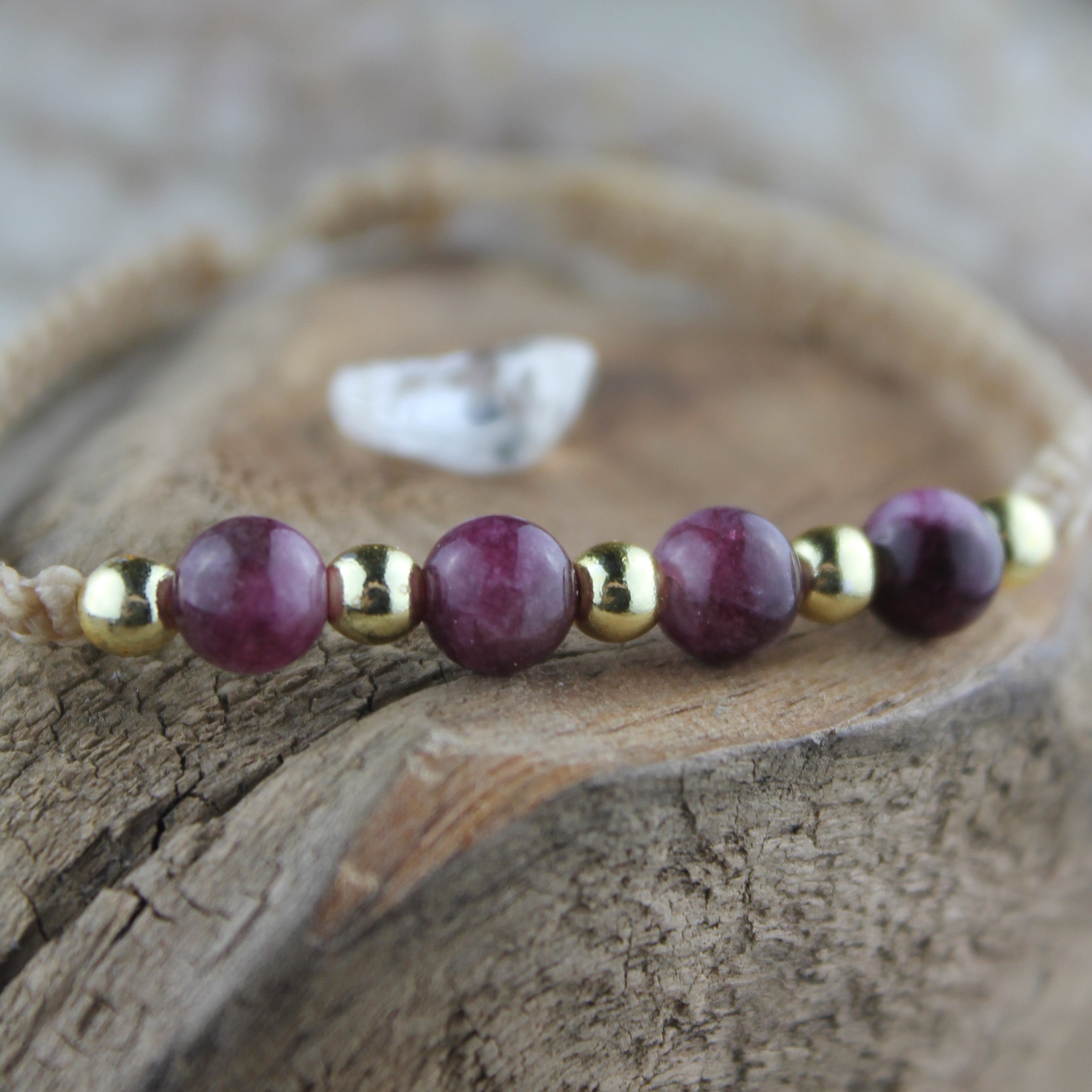 MEDEA Lepidolith Edelsteinarmband Makramee personalisiert gold- oder silberfarben