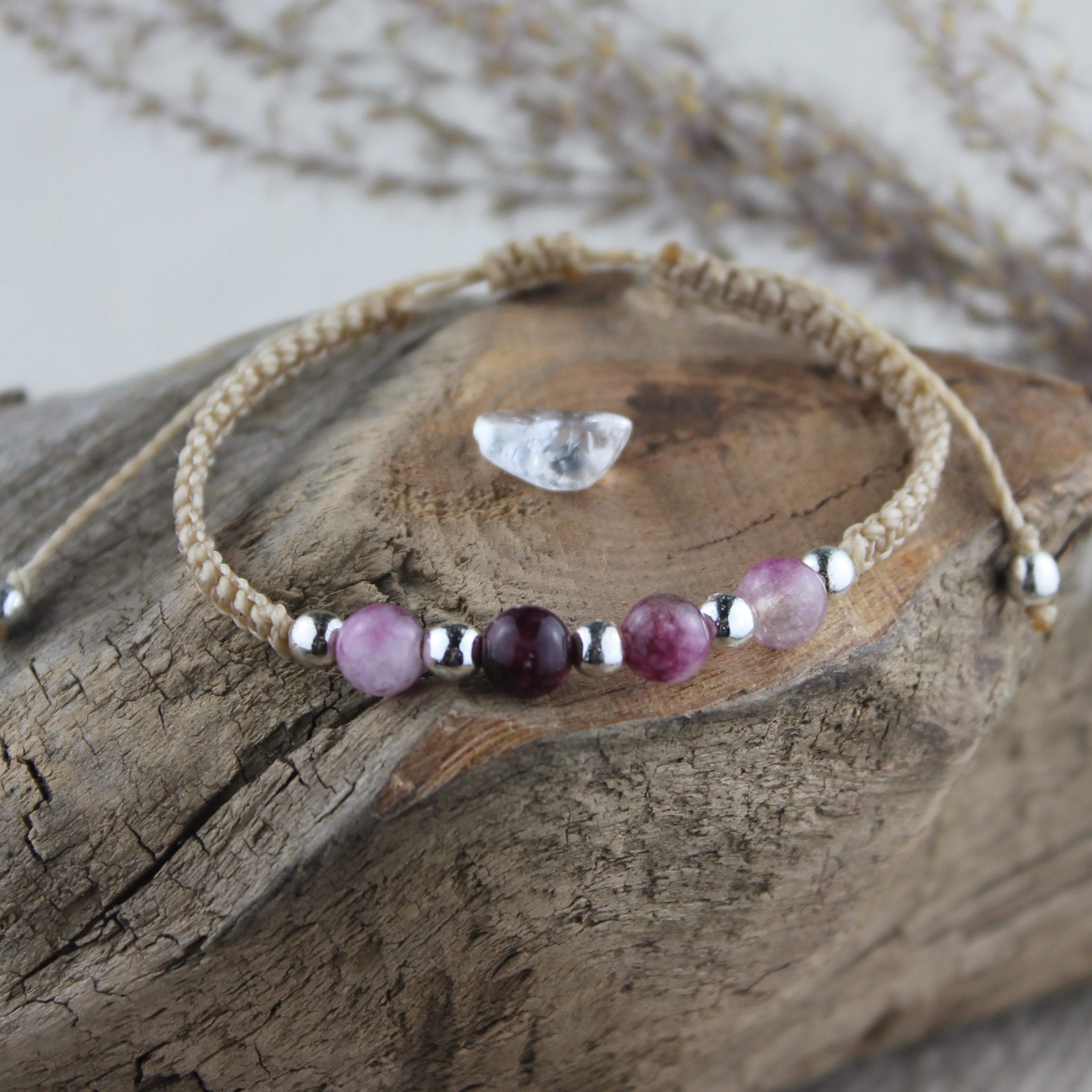 MEDEA Lepidolith Edelsteinarmband Makramee personalisiert gold- oder silberfarben