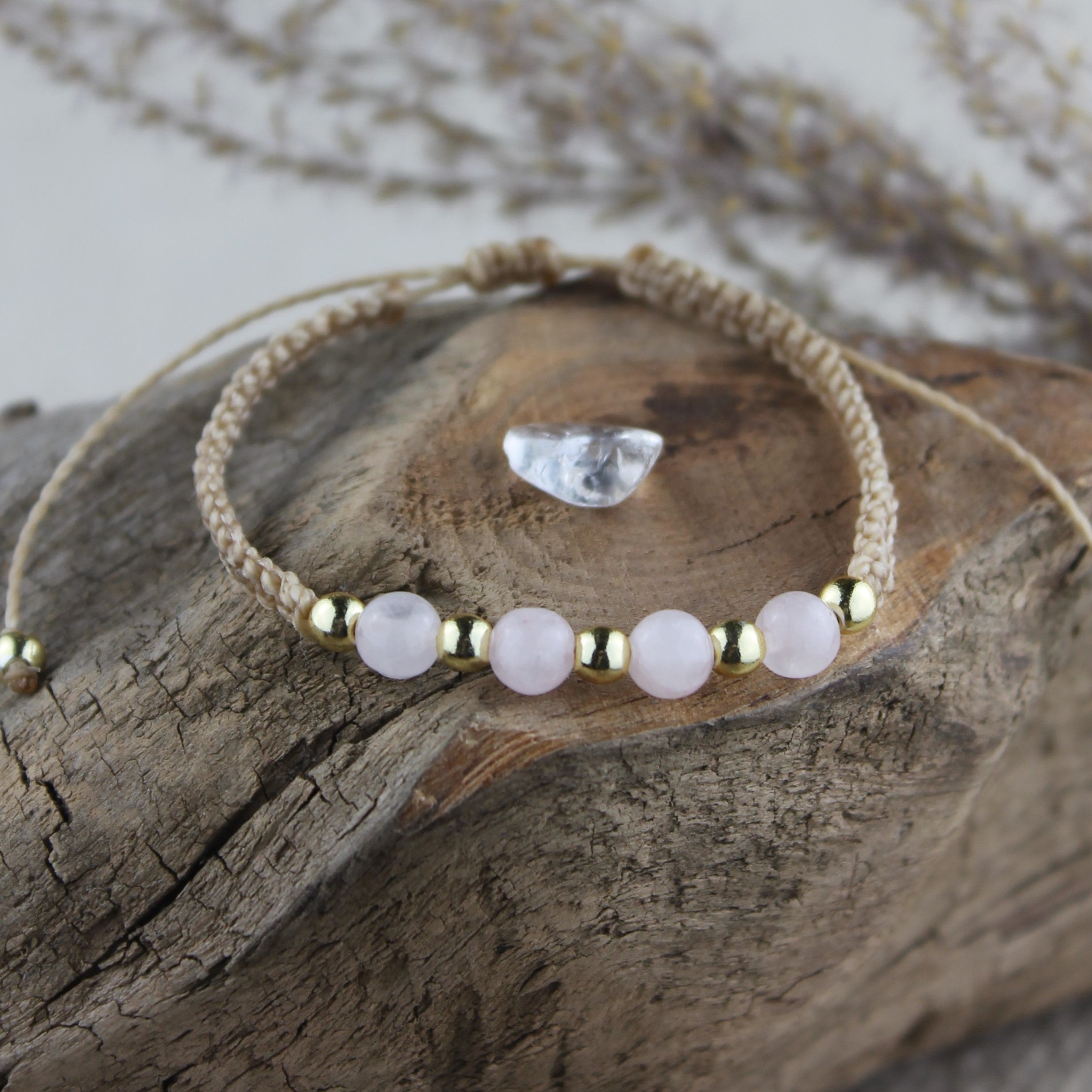 MEDEA Rosenquarz Edelsteinarmband Makramee personalisiert gold- oder silberfarben