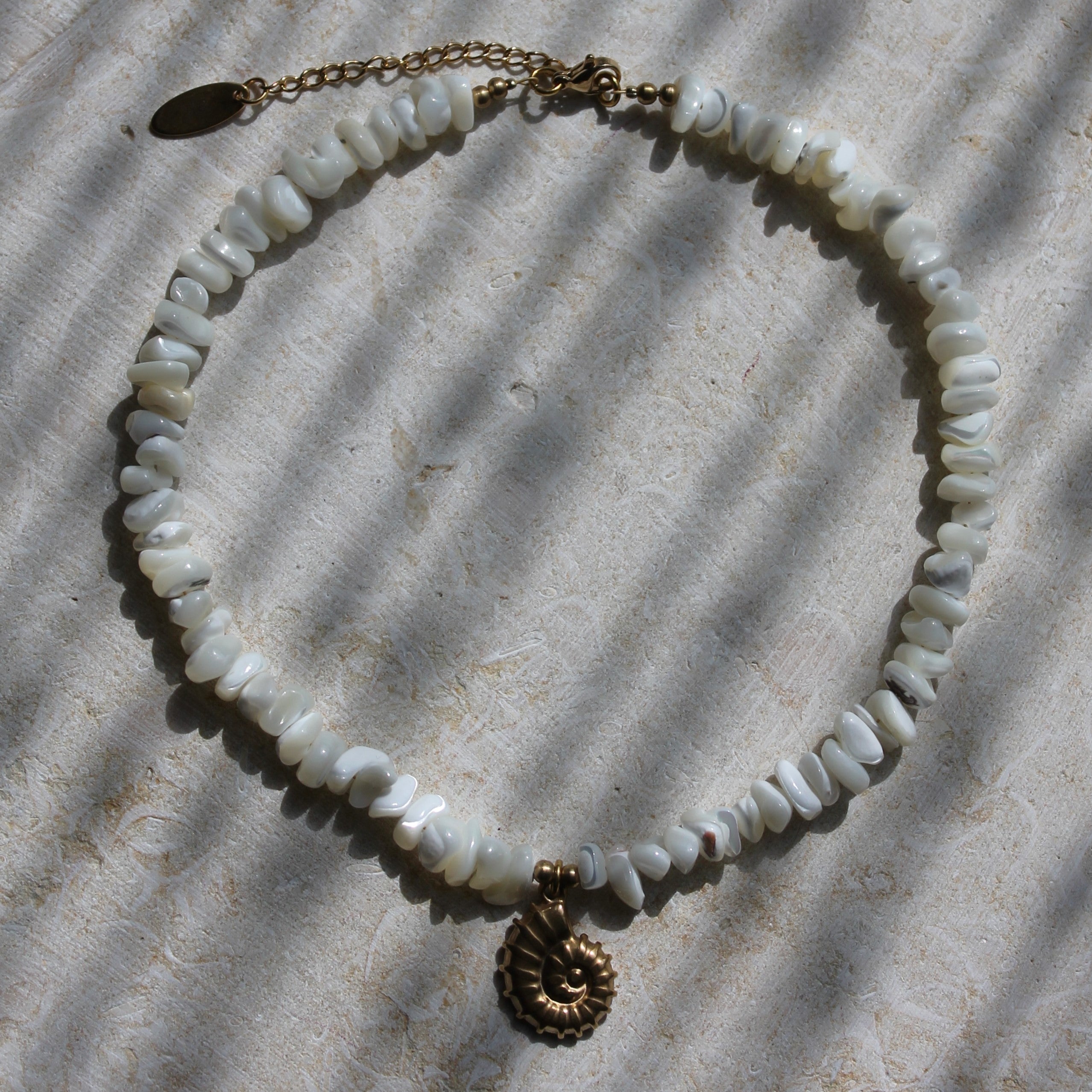Muschel Splitter Choker Kette mit Anhänger goldfarben