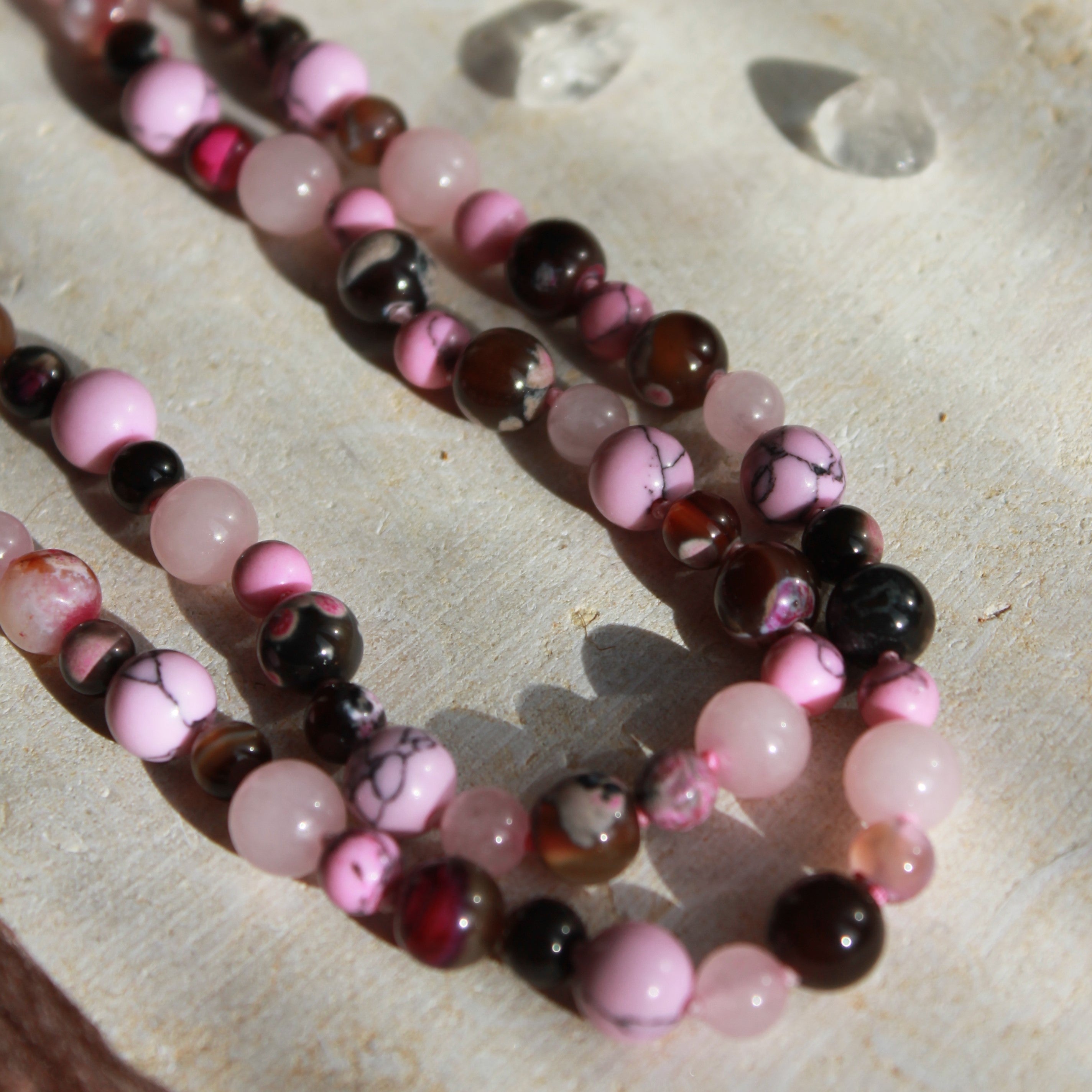 Rosenquarz, pinker Feuerachat mit pinker Türkis Mala goldfarben