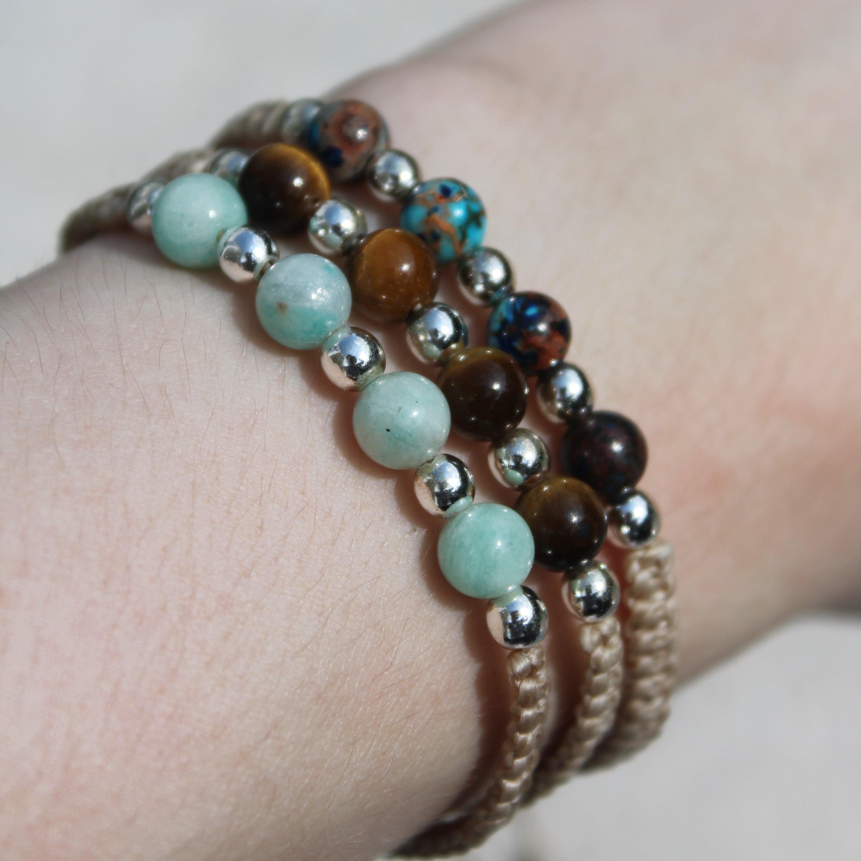 MEDEA Jaspis blau Edelsteinarmband Makramee personalisiert gold- oder silberfarben