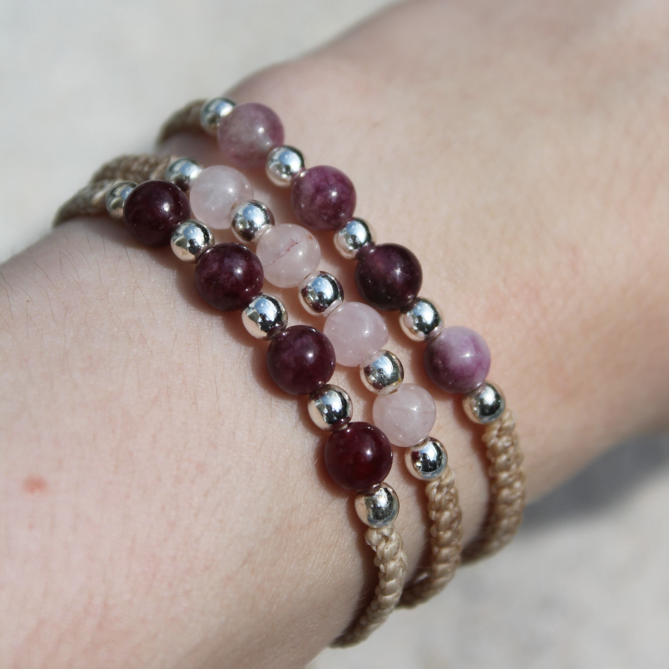 MEDEA Lepidolith Edelsteinarmband Makramee personalisiert gold- oder silberfarben