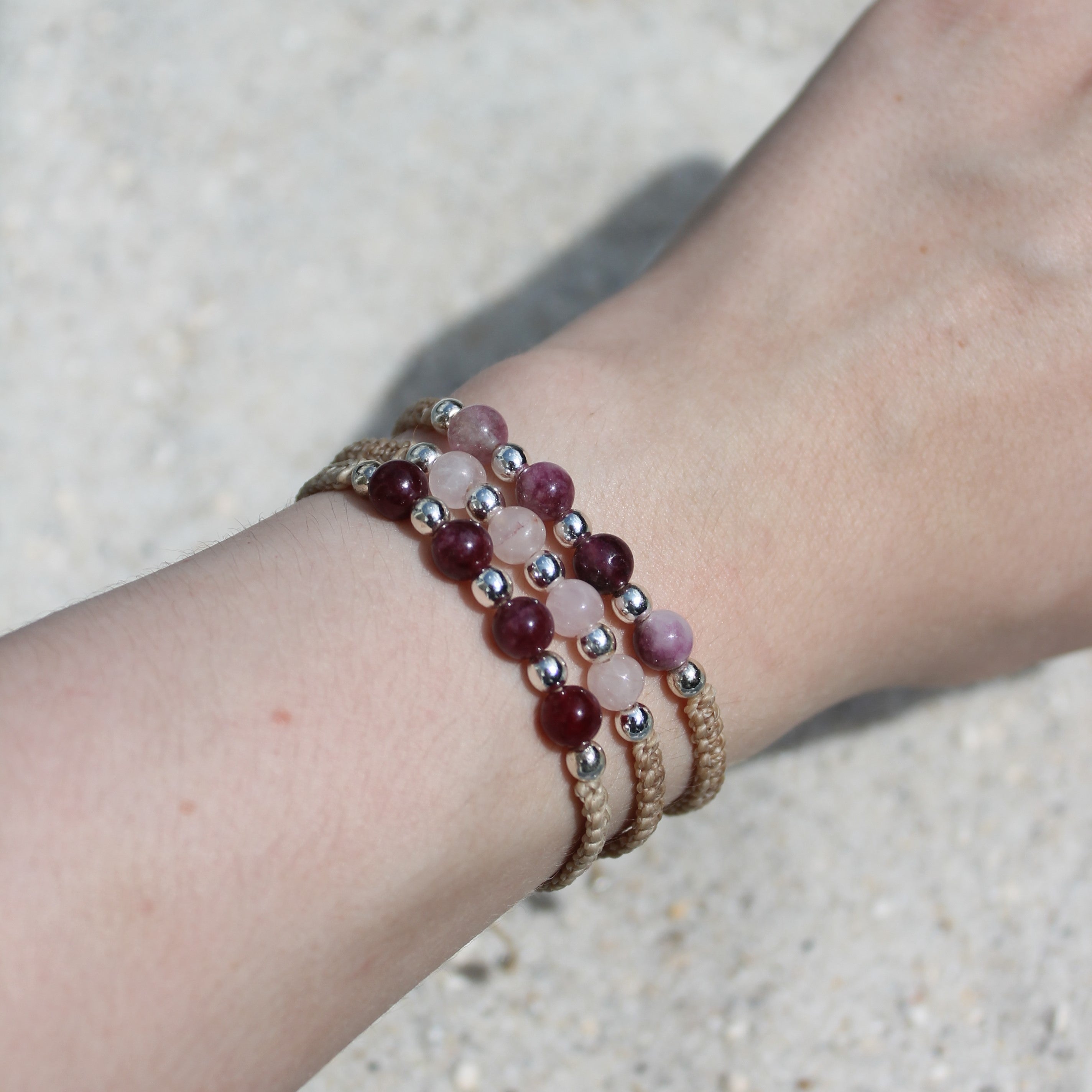 MEDEA Lepidolith Edelsteinarmband Makramee personalisiert gold- oder silberfarben