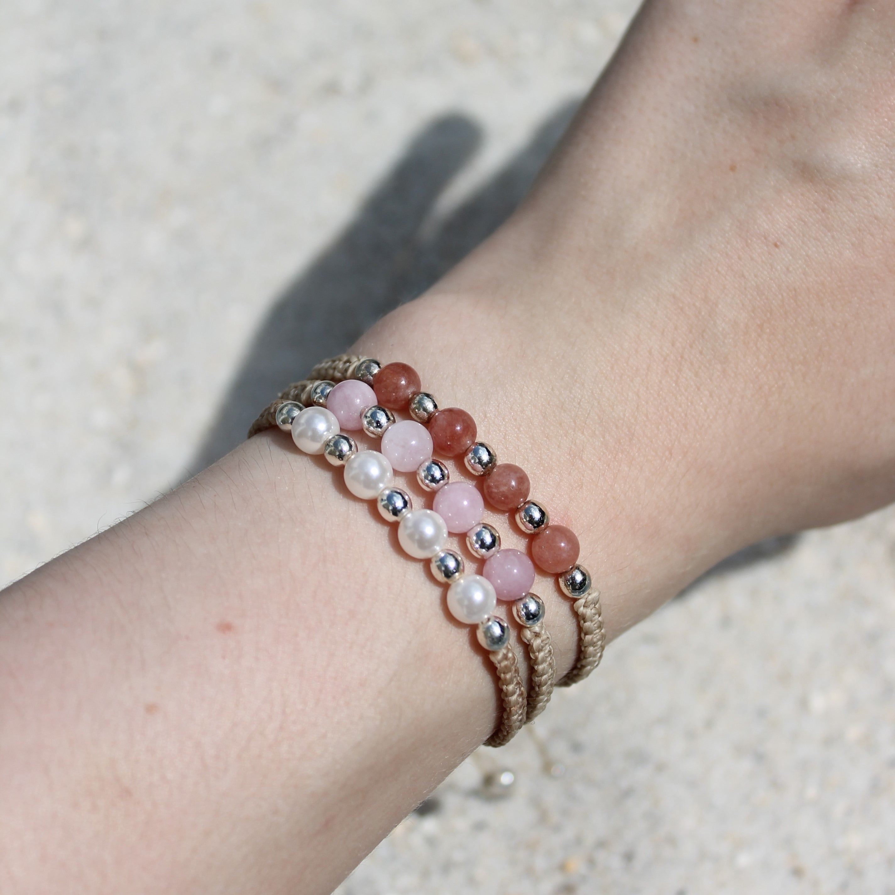 MEDEA Sonnenstein Edelsteinarmband Makramee personalisiert gold- oder silberfarben