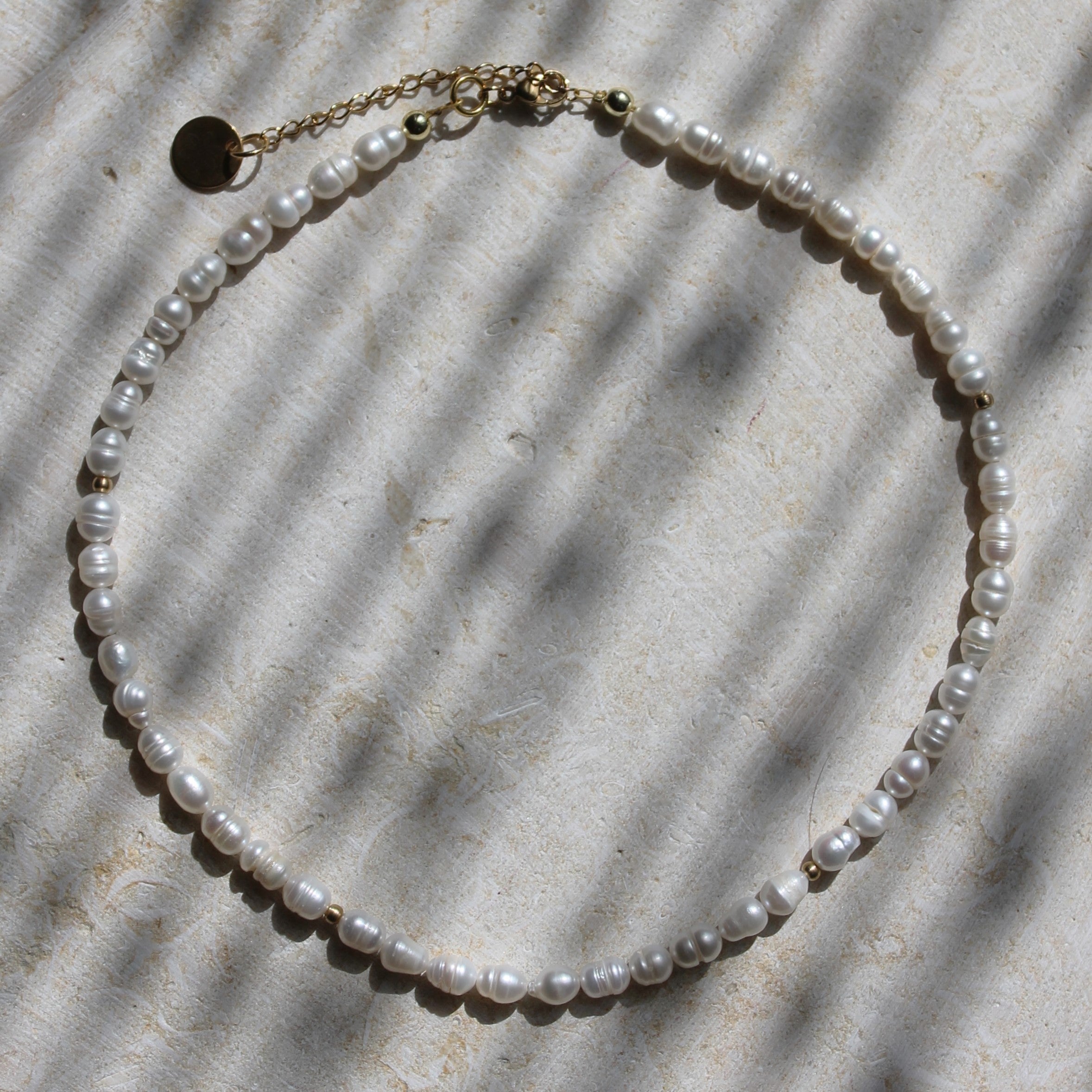 Süßwasserperlen Choker Kette mit Messingperlen goldfarben
