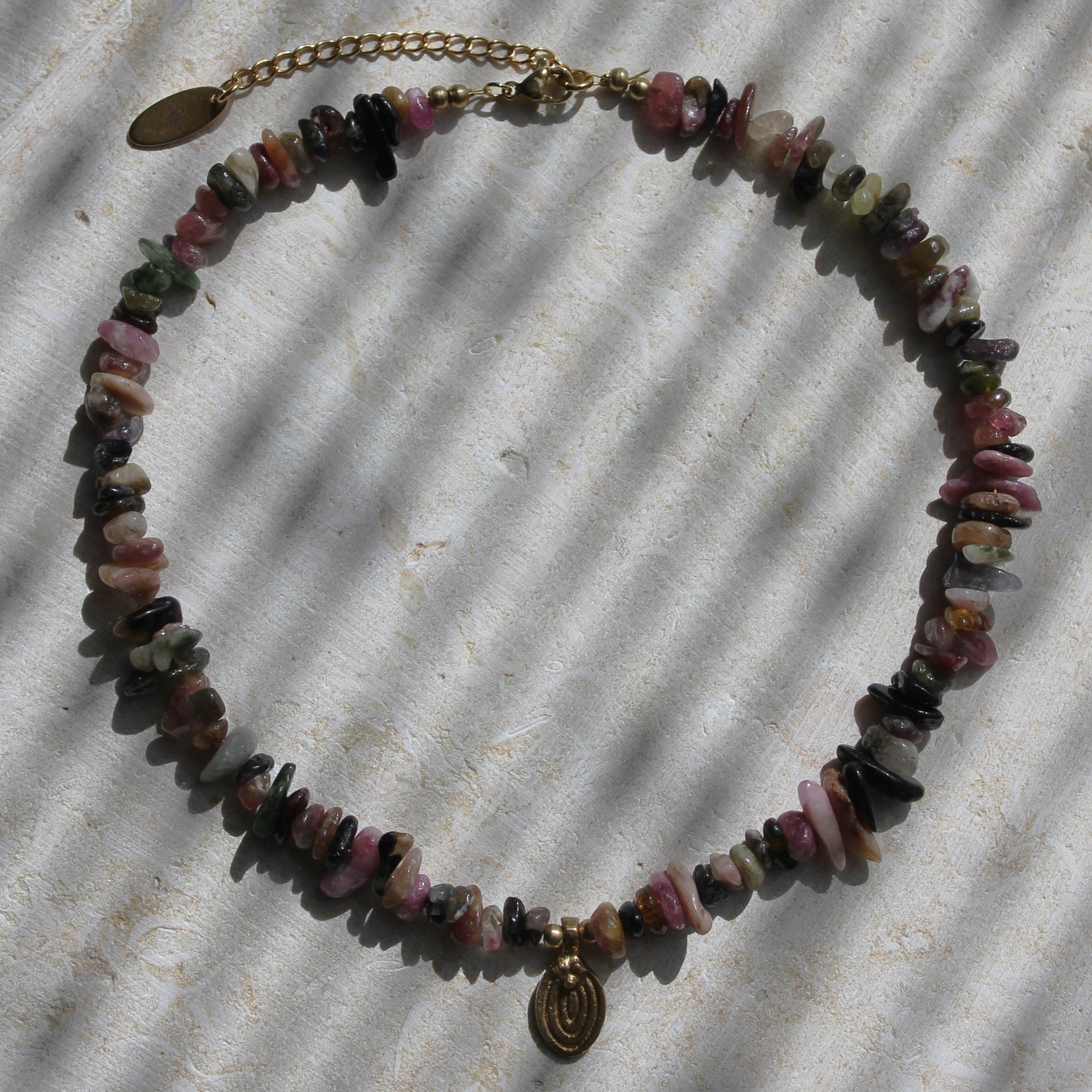 Turmalin Splitter Choker Kette mit Messinganhänger goldfarben